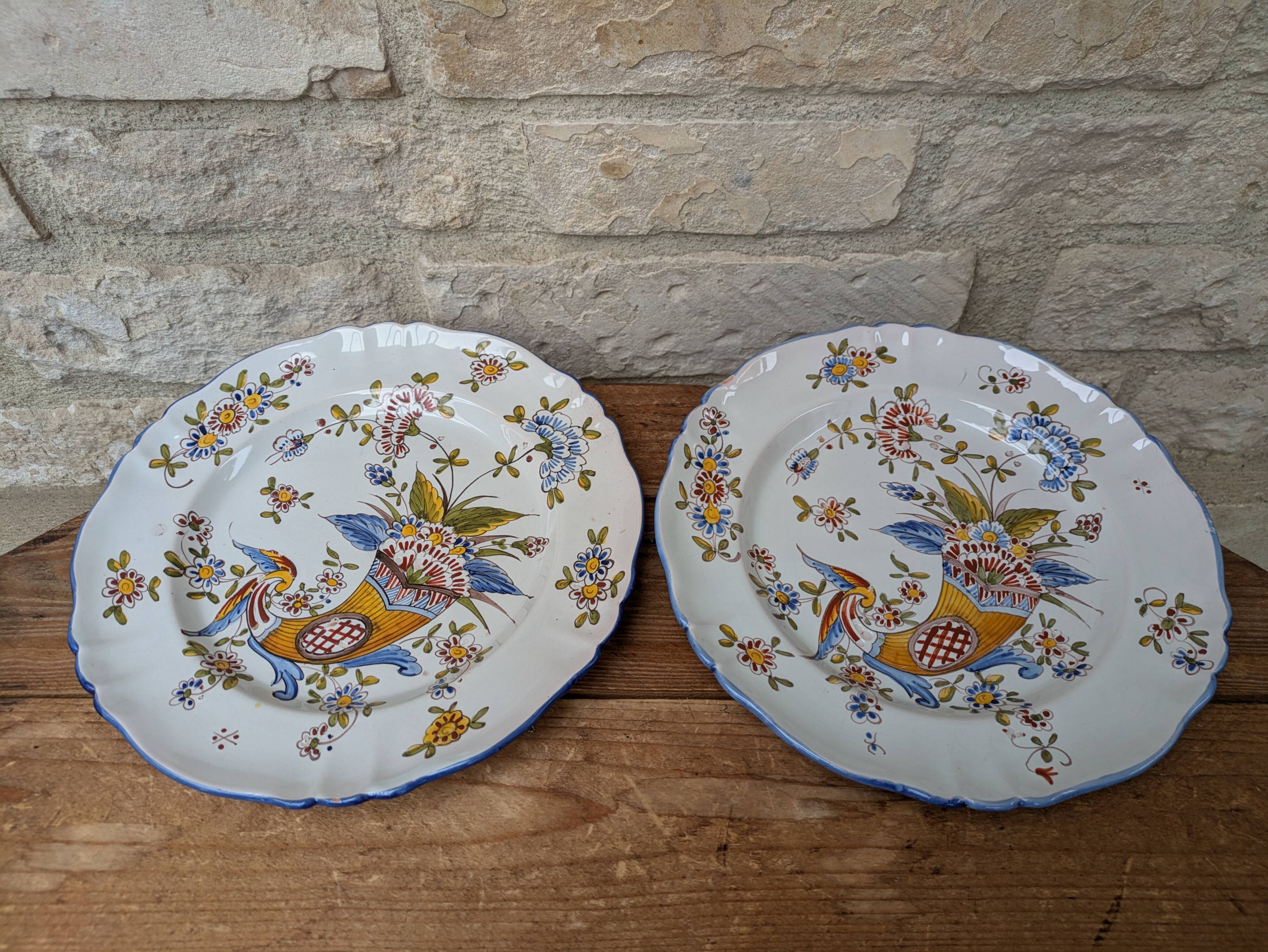 Set of 2 antique decorative plates with cornucopias
