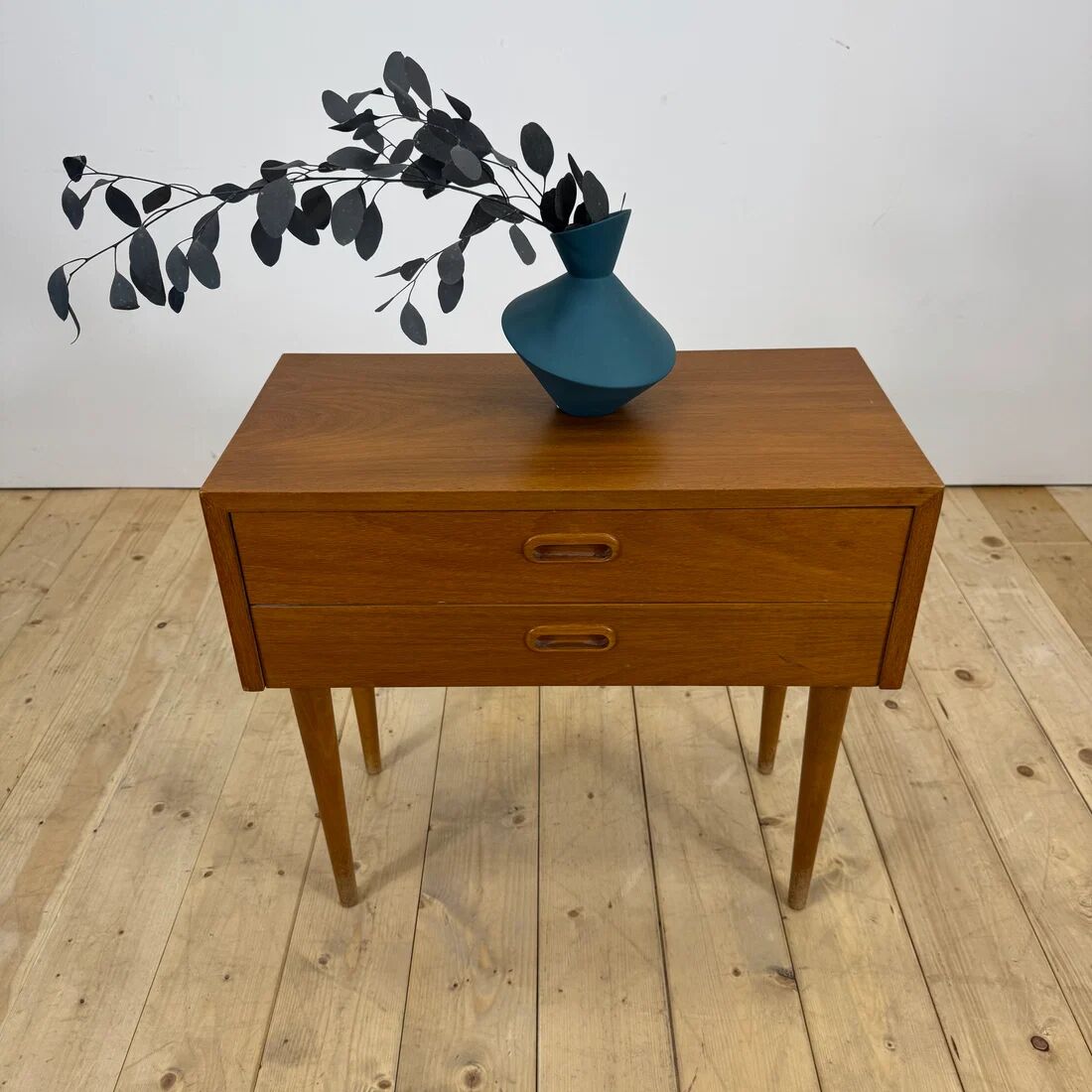 Table de nuit en teck danois avec deux tiroirs, 1960