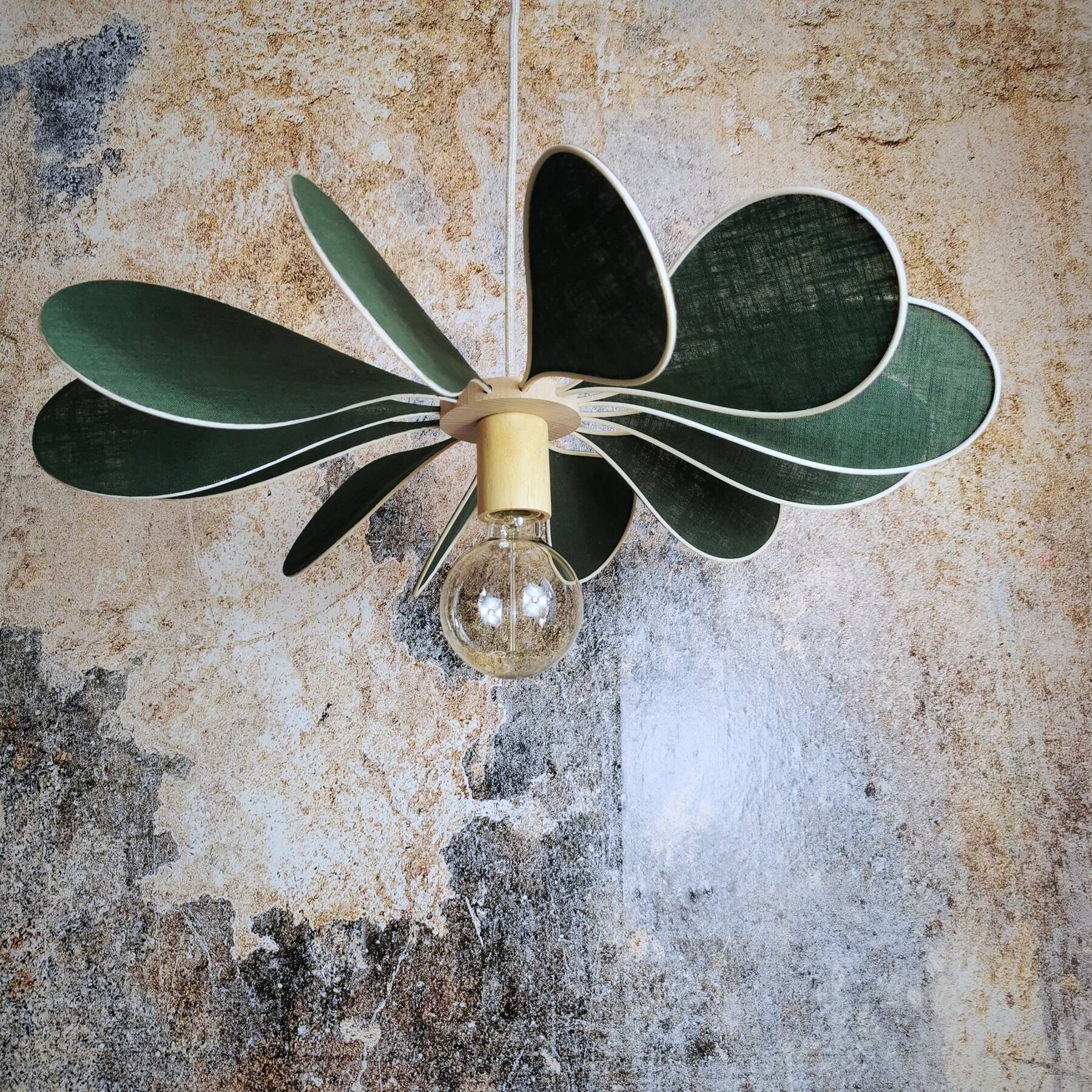 12-blade propeller suspension in rattan and fir green linen
