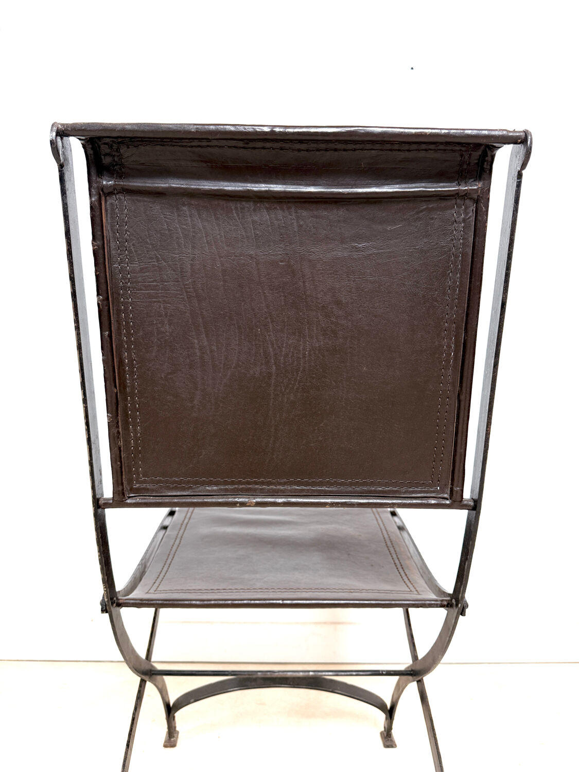Ensemble de 2 chaises pliantes anciennes en fer forgé et cuir