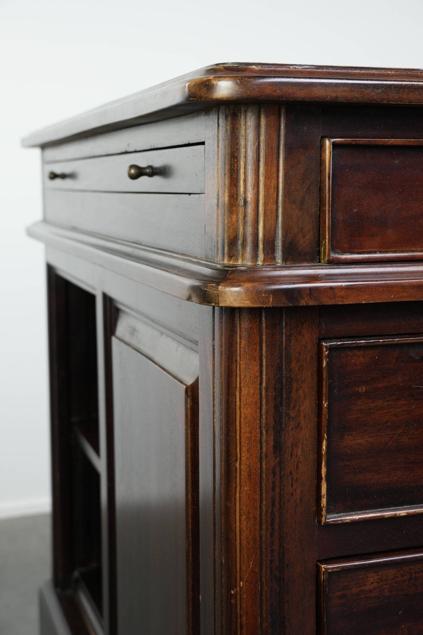 20th century wooden desk / partner desk in English style with a beautiful appearance