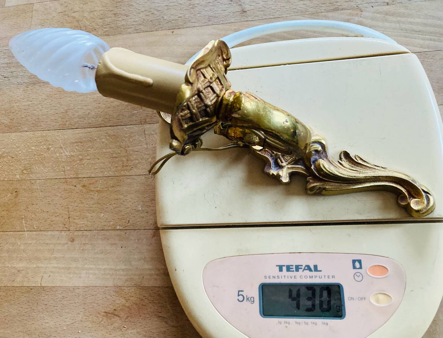 Louis XV bronze wall light with a flowing branch design and acanthus leaf decoration.