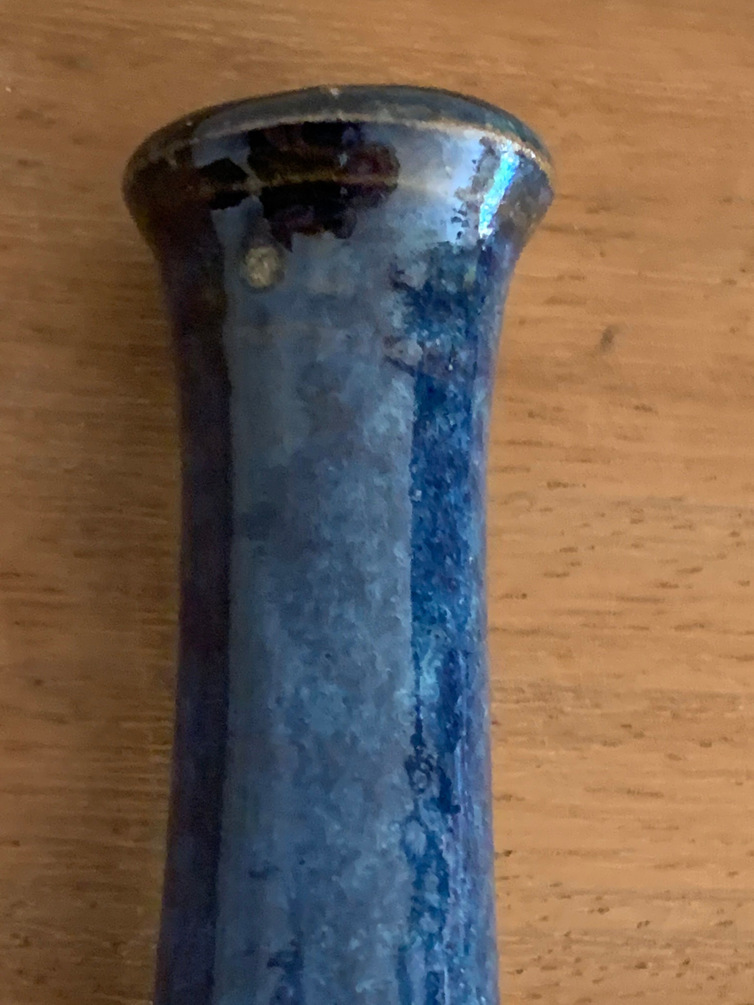 Paire de petits vases soliflores en grès bleu émaillé