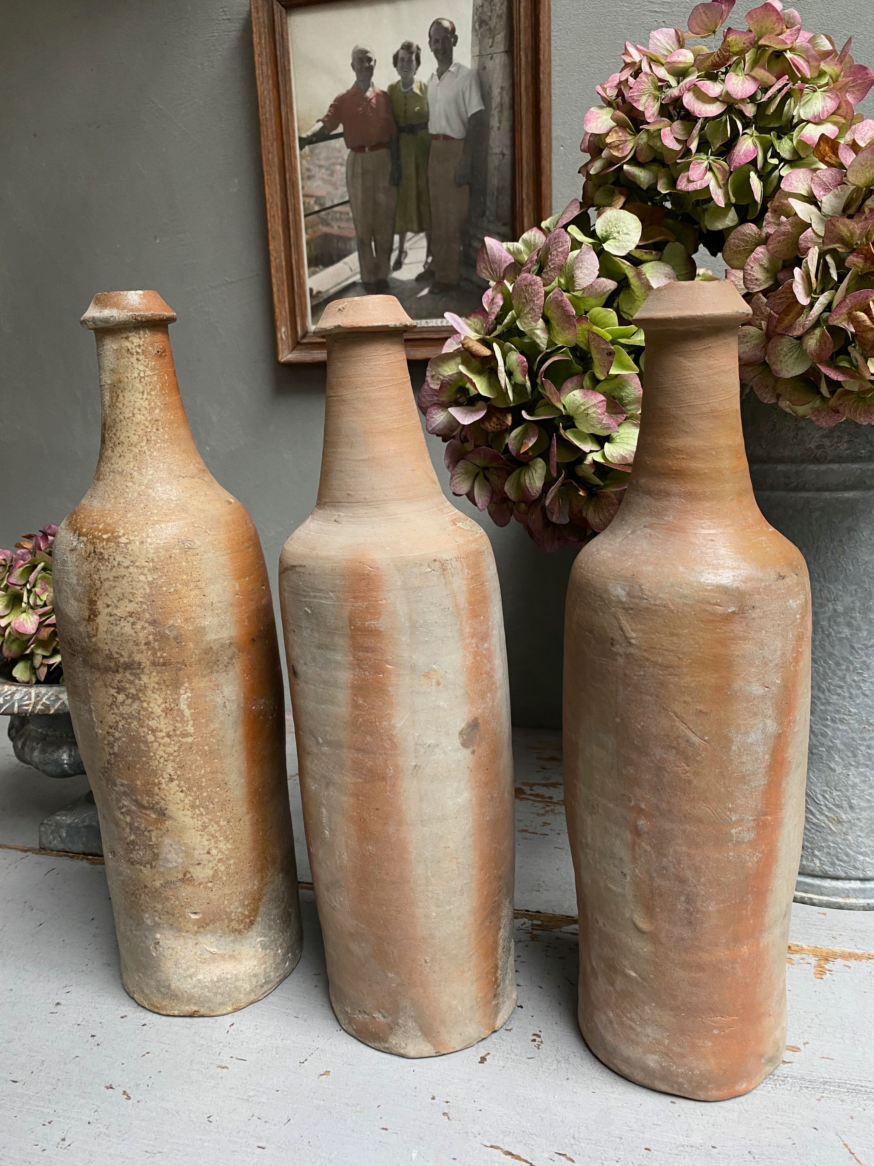 Trio de bouteilles en grès naturel