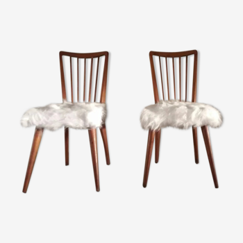 Paire de chaises scandinaves vintage Hygge bois massif et assise mouton de mongolie synthétique