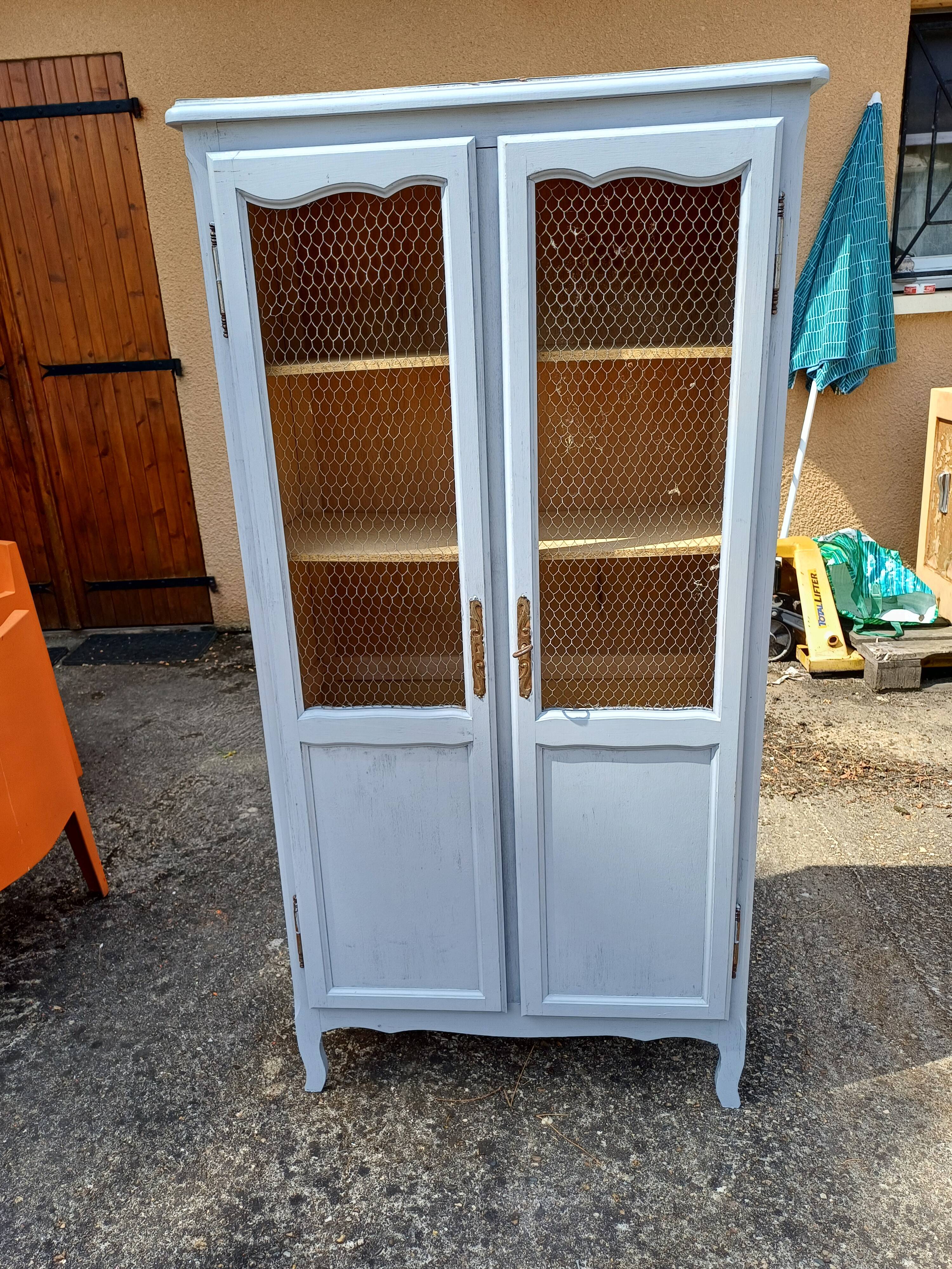 Armoire bibliothèque cérusée et grillagée