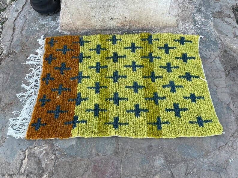 Handmade traditional natural wool rug size 1.5/2.5 m