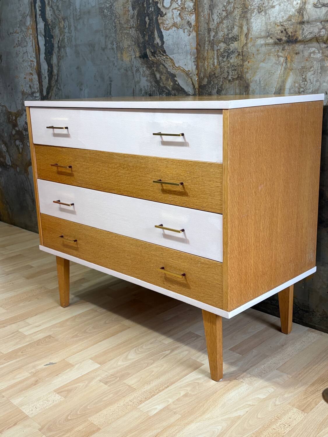 Commode en chêne & rose poudré