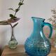 Carafe en verre moulé bleu