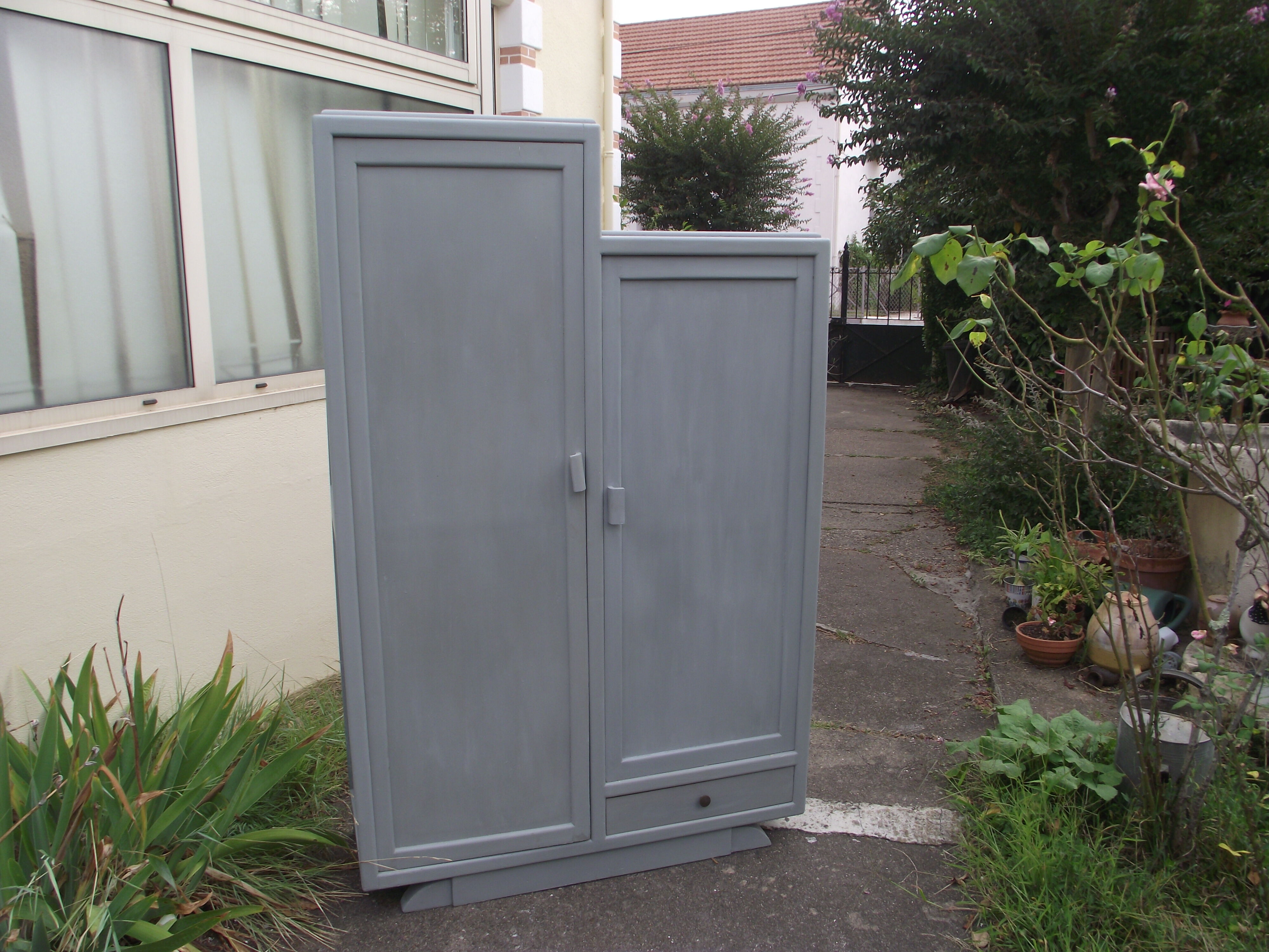 Asymmetrical cabinet from the 30s/40s