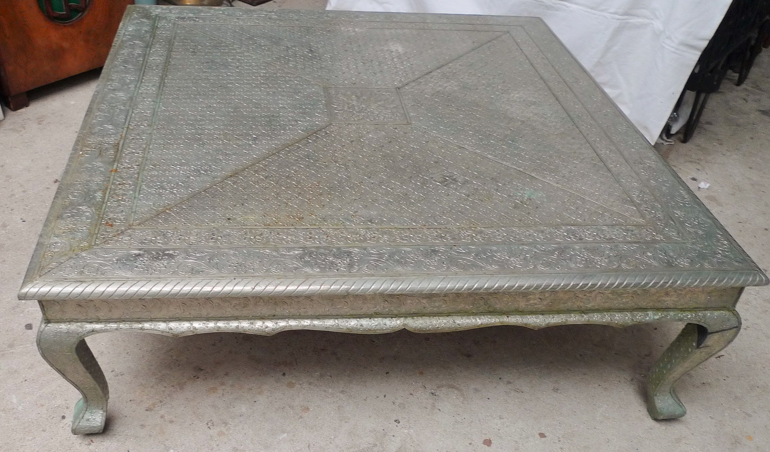 Coffee table India metal pushed back