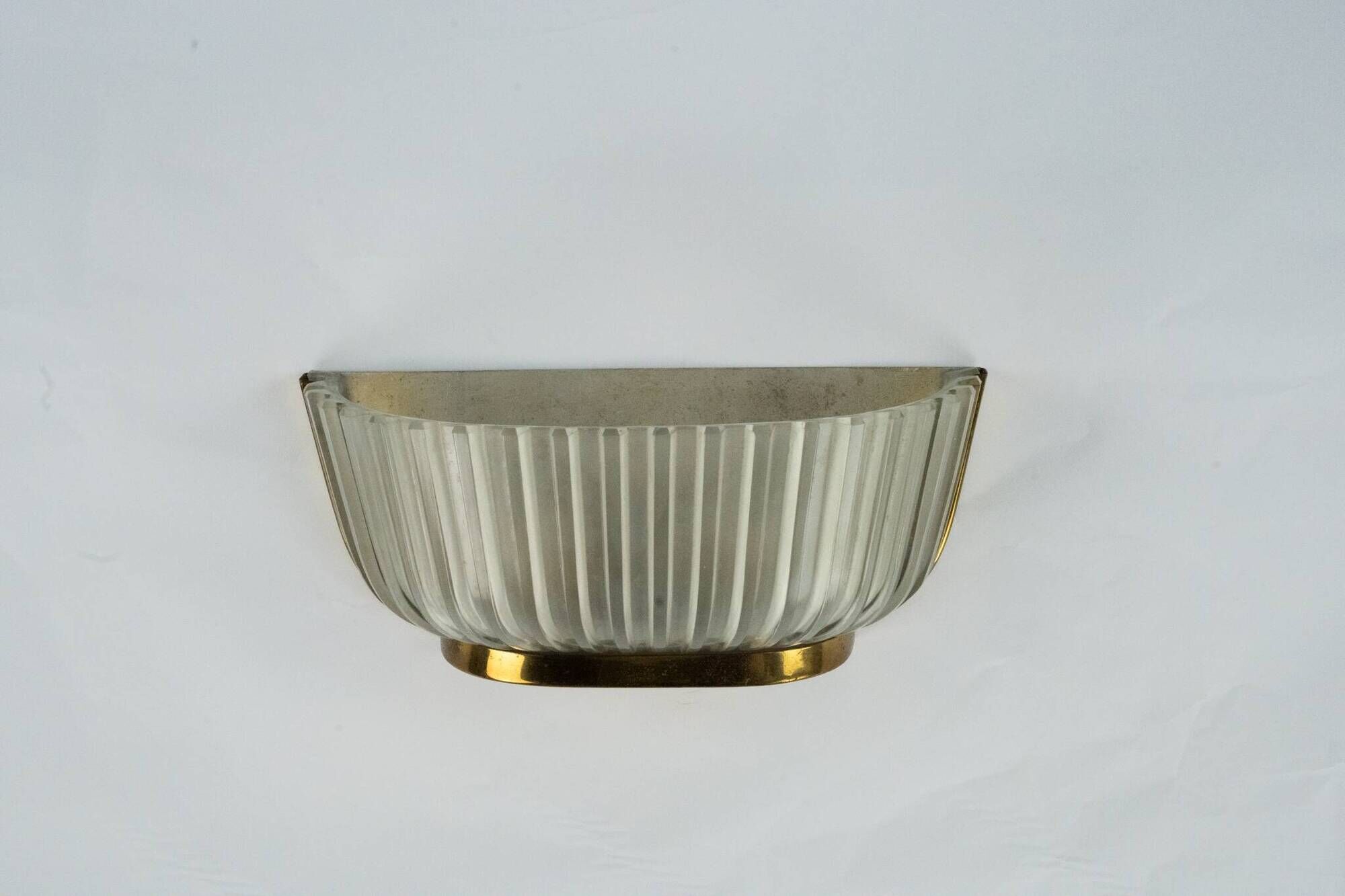 Single Art deco Seguso sconce in brass and glass. Italy 1940s