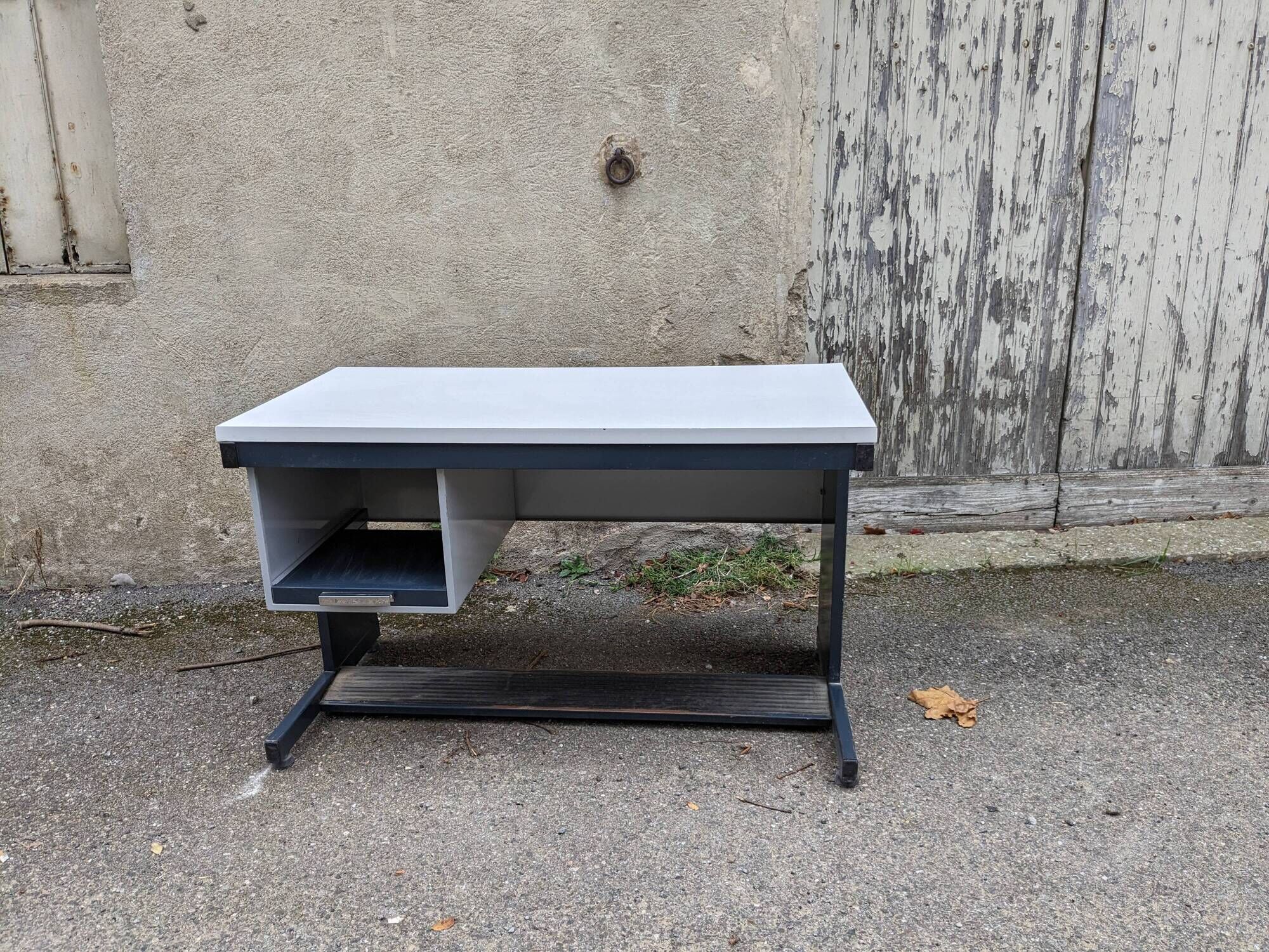 retro desk (industrial/school style from the 60s-70s)