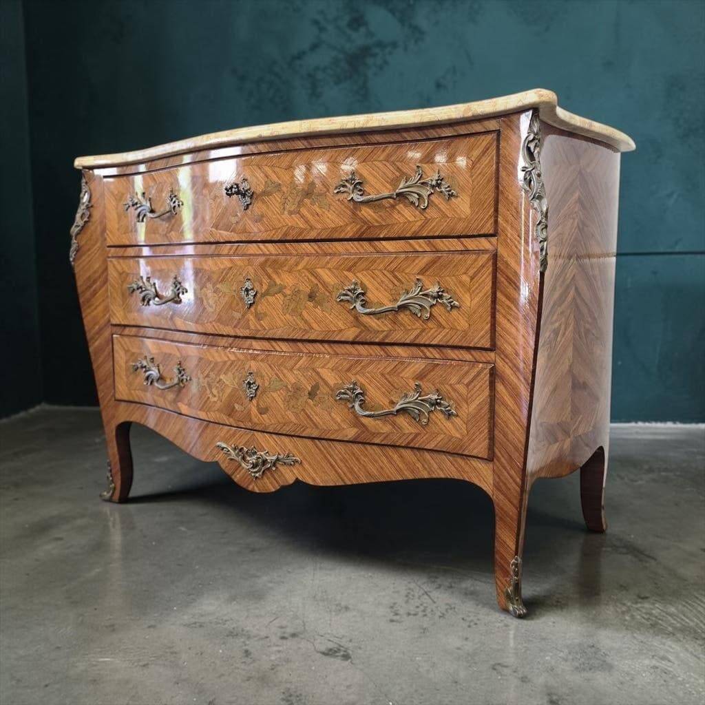 Commode en bois vintage de style Louis XV
