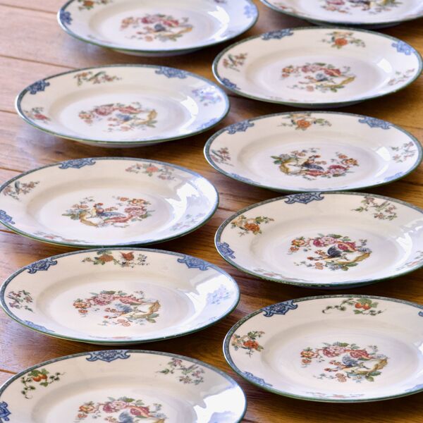 Service ancien de 1930 en porcelaine au décor oiseaux, papillons et coq