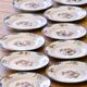 Service ancien de 1930 en porcelaine au décor oiseaux, papillons et coq