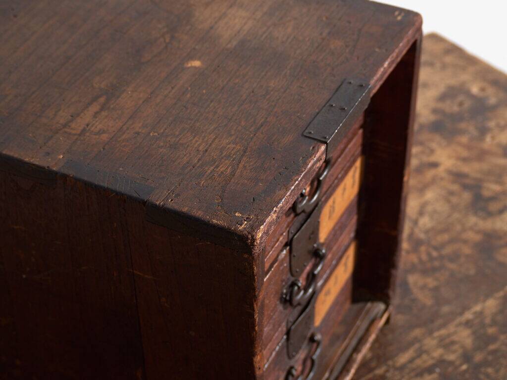 Small ko-dansu chest of drawers in paulownia with kanji labels – Japan, Meiji period