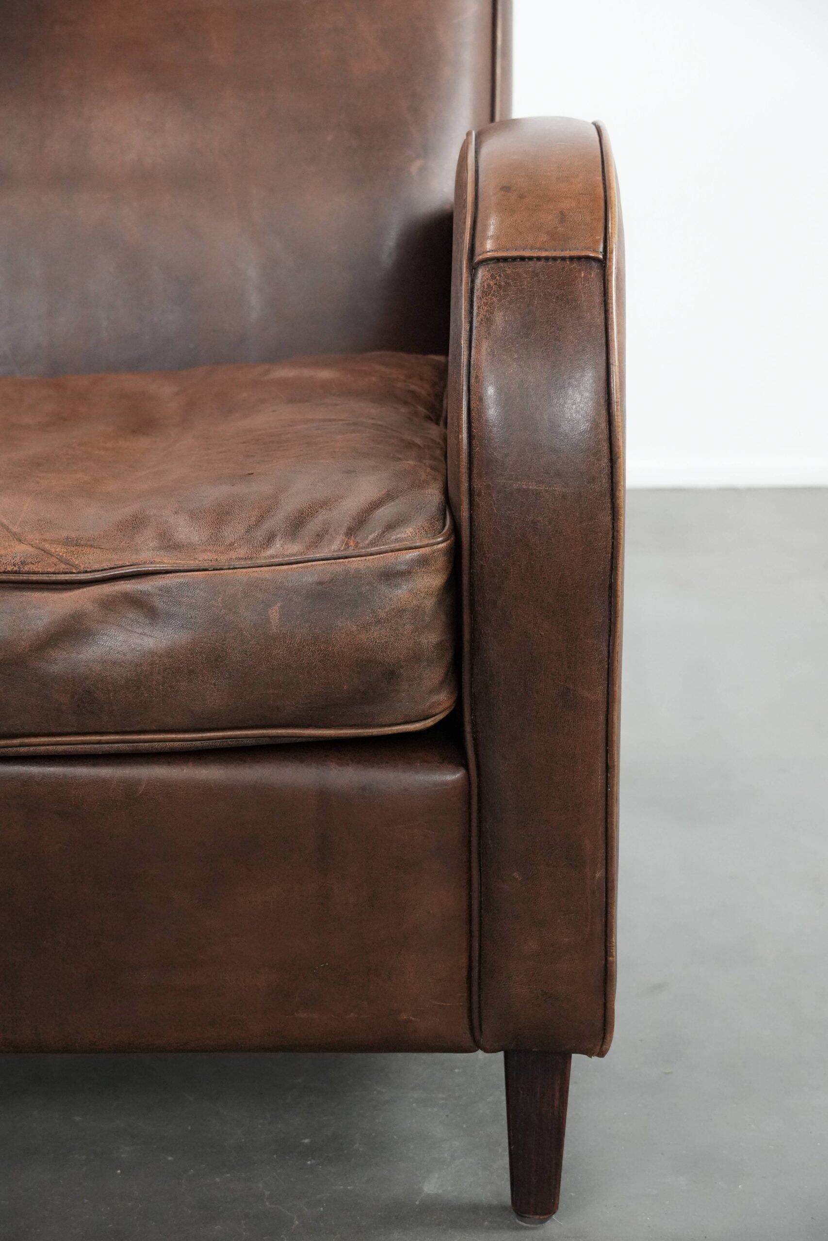 Fauteuil en cuir de mouton élégant et stylé avec un design épuré.