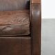 Fauteuil en cuir de mouton élégant et stylé avec un design épuré.