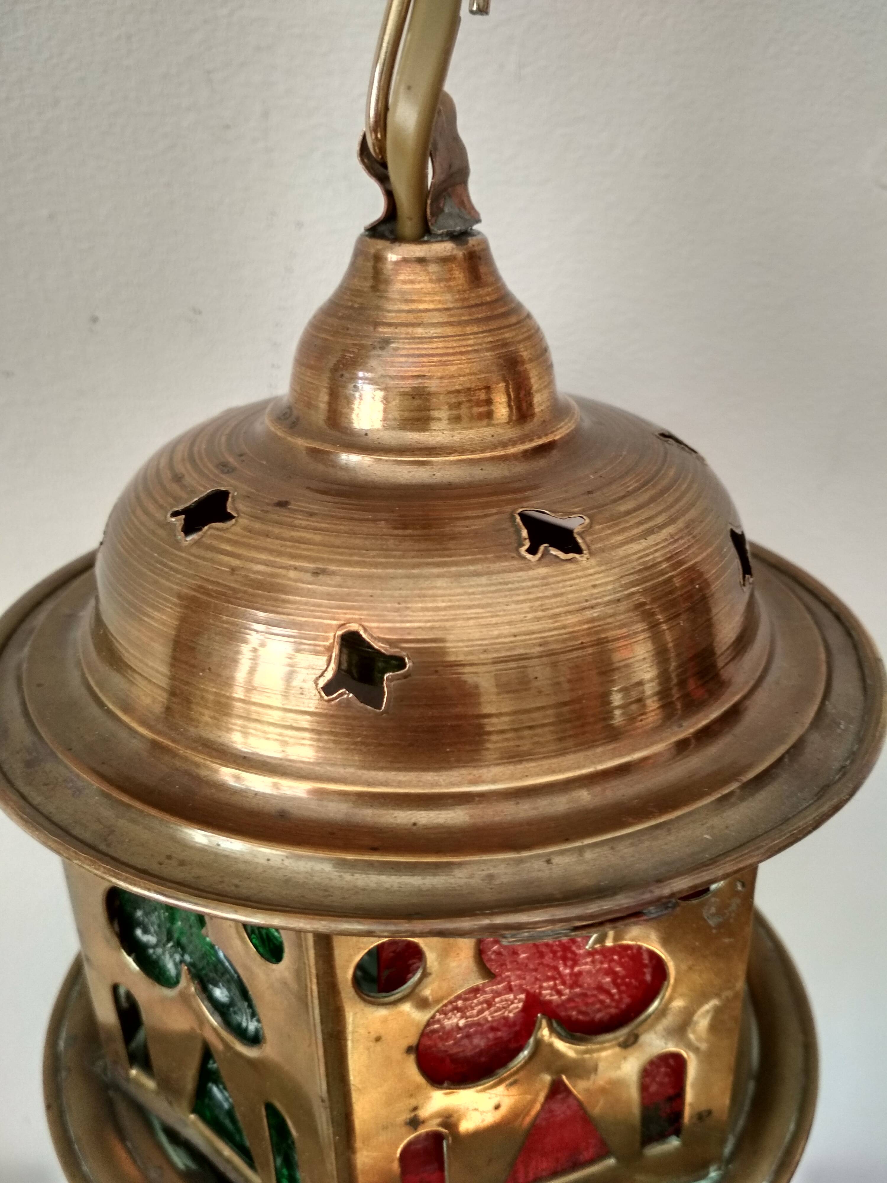 Suspension lantern in moucharabieh brass, colored windows
