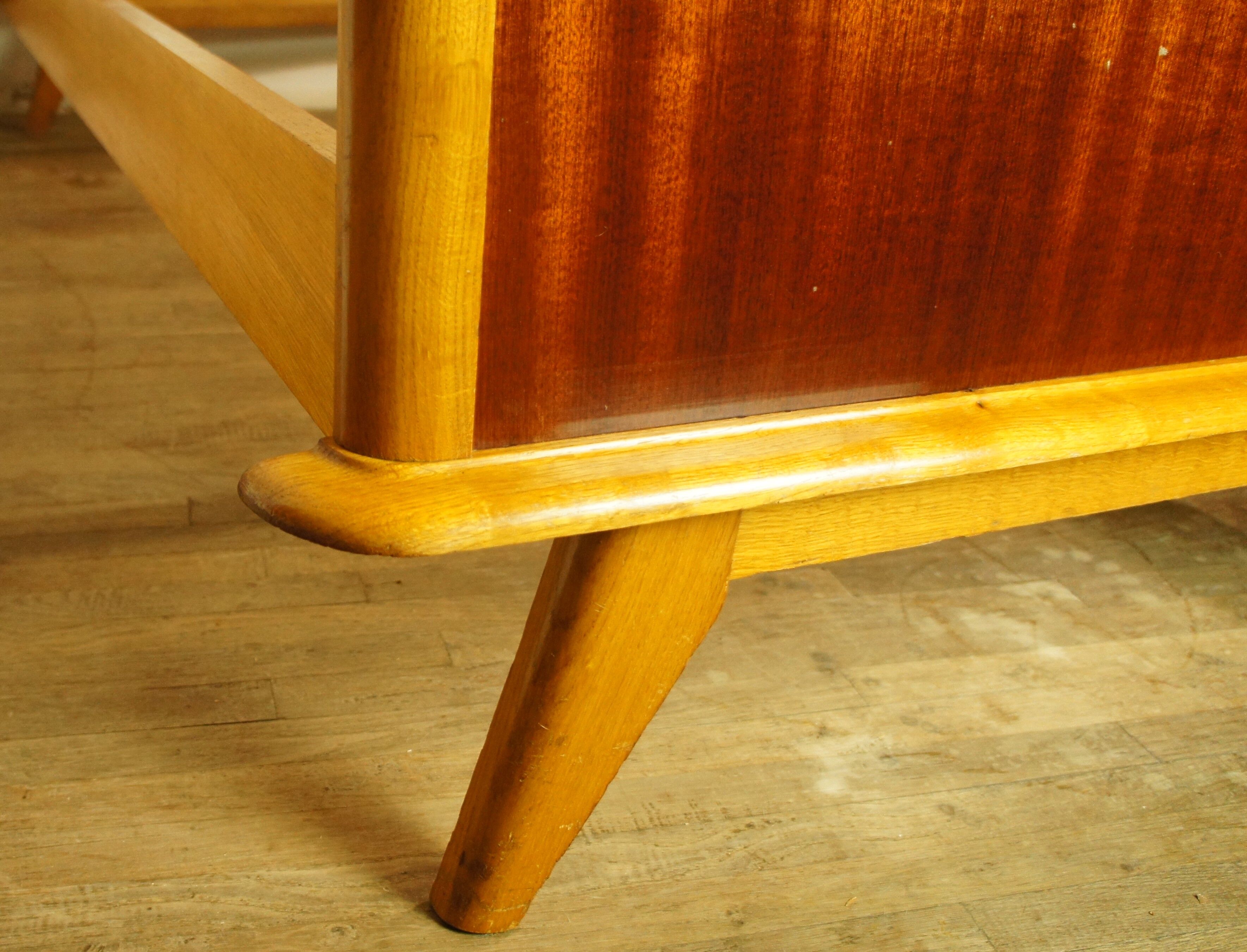 Daybed pieds compas en chêne doré et placage façon teck