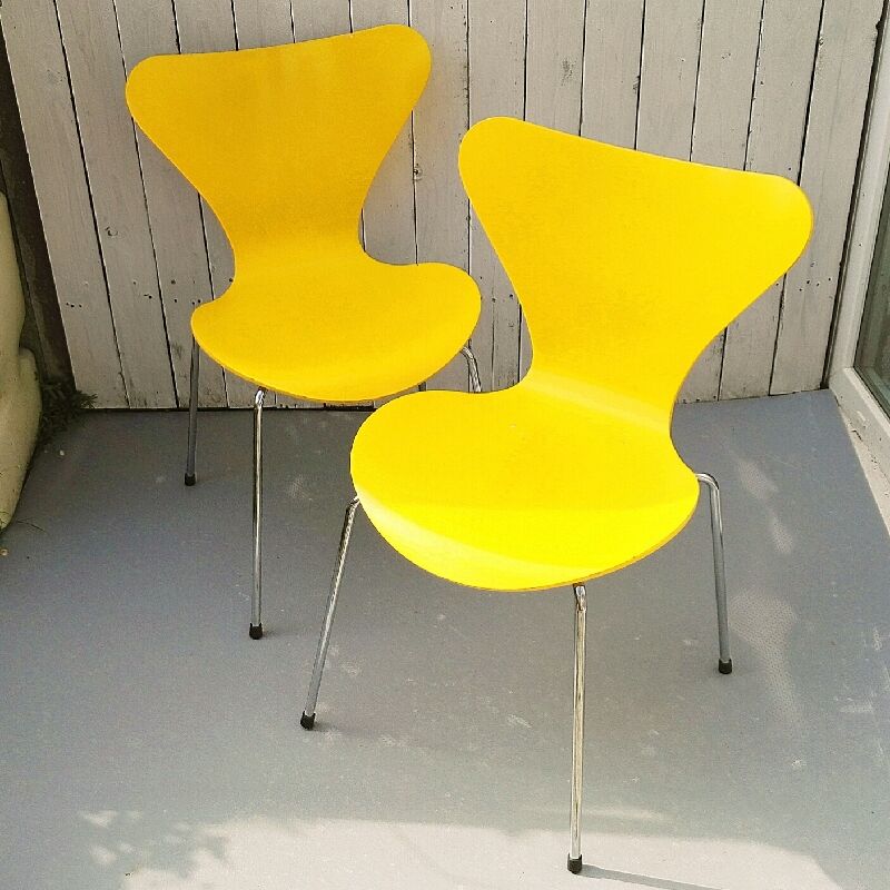 Pair of chairs Arne Jacobsen for Fritz Hansen edition 2001 yellow clove