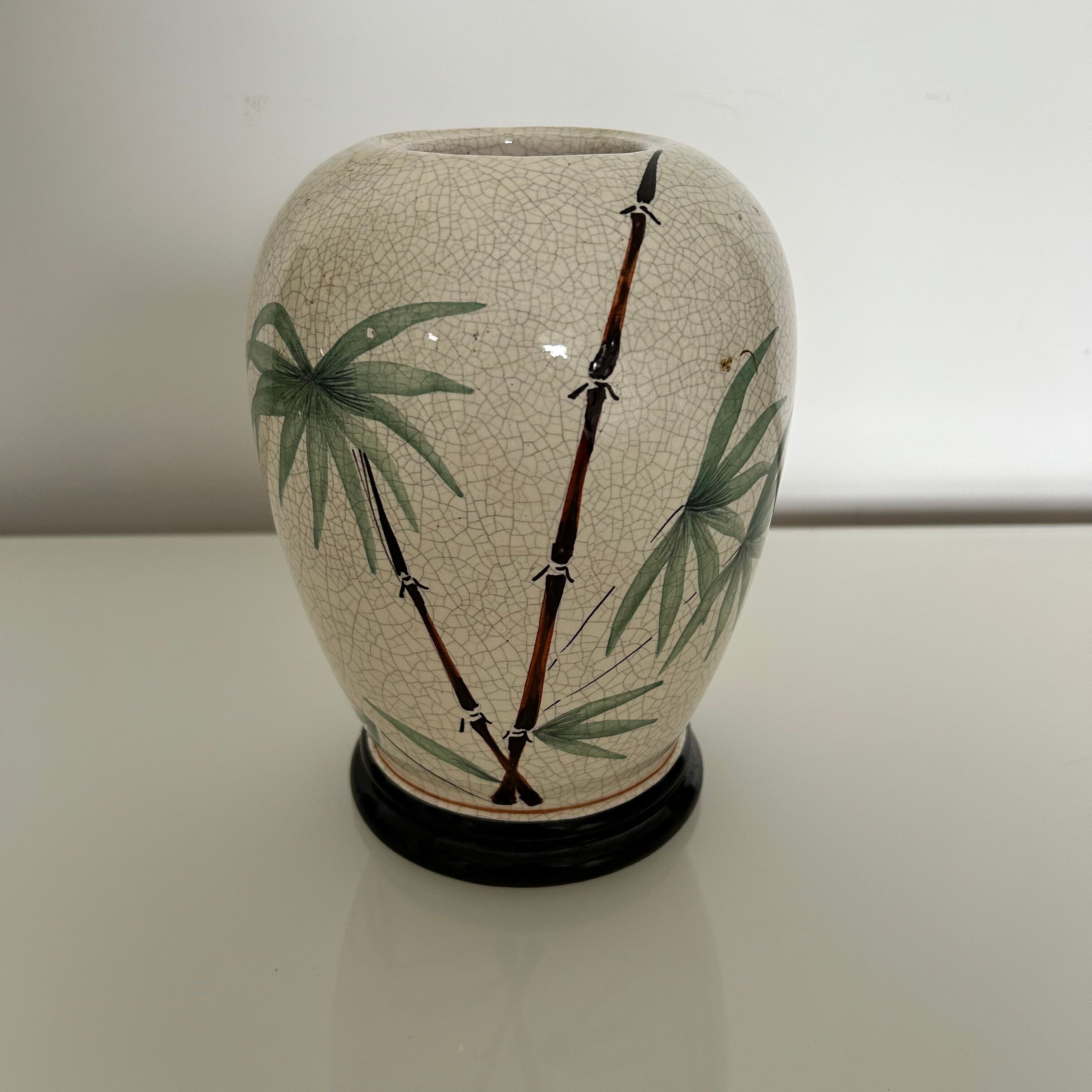 Vase signé décor bambous