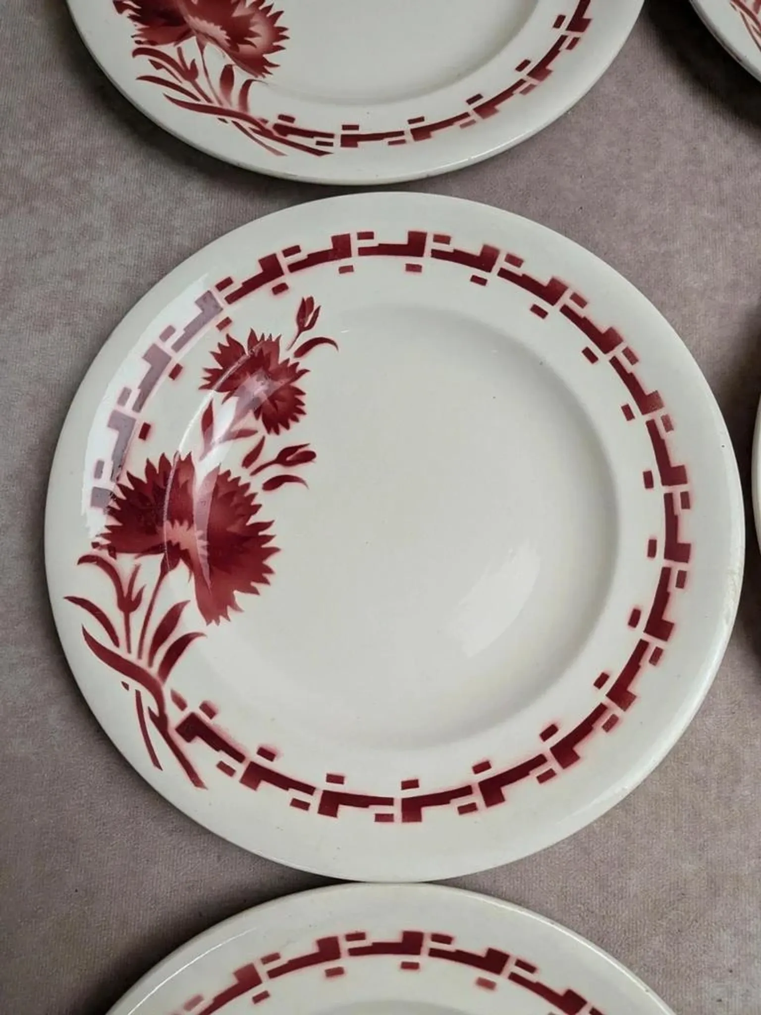 Set of 6 flat plates in ironstone Longwy – Viennese model – Red flowers
