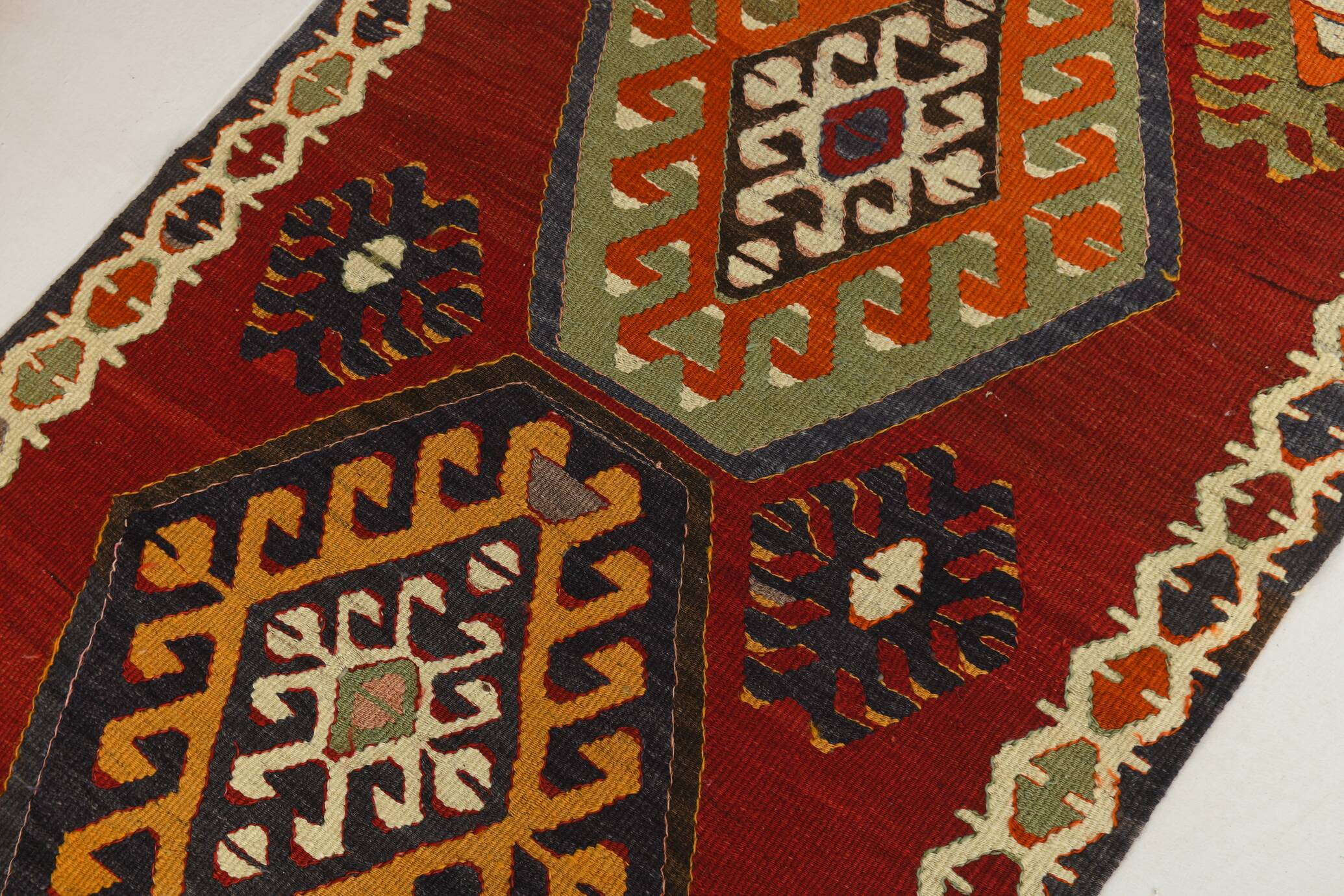 Kilim Vintage Anatolien Rouge – Motifs Géométriques, Laine, 88x125 Cm