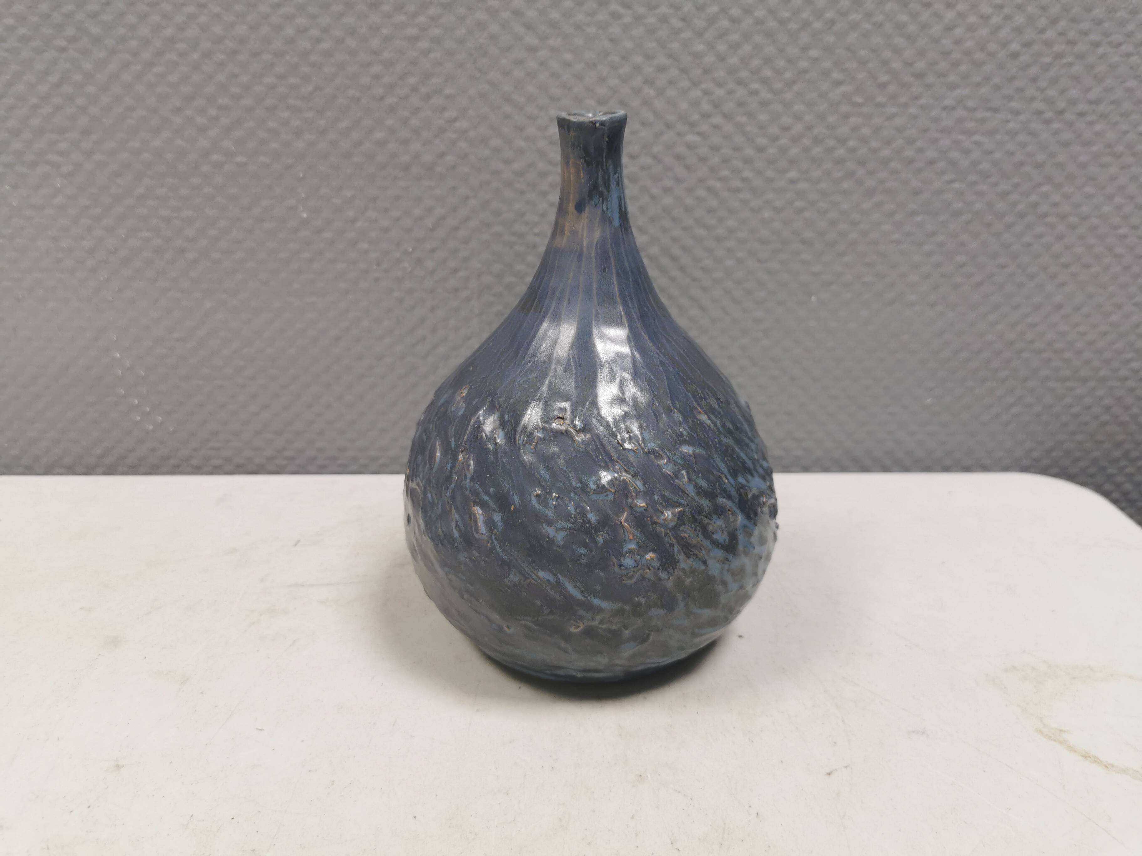Vase Pauline Toynbee, Émail en cristal bleu texturé, forme organique, années 1980