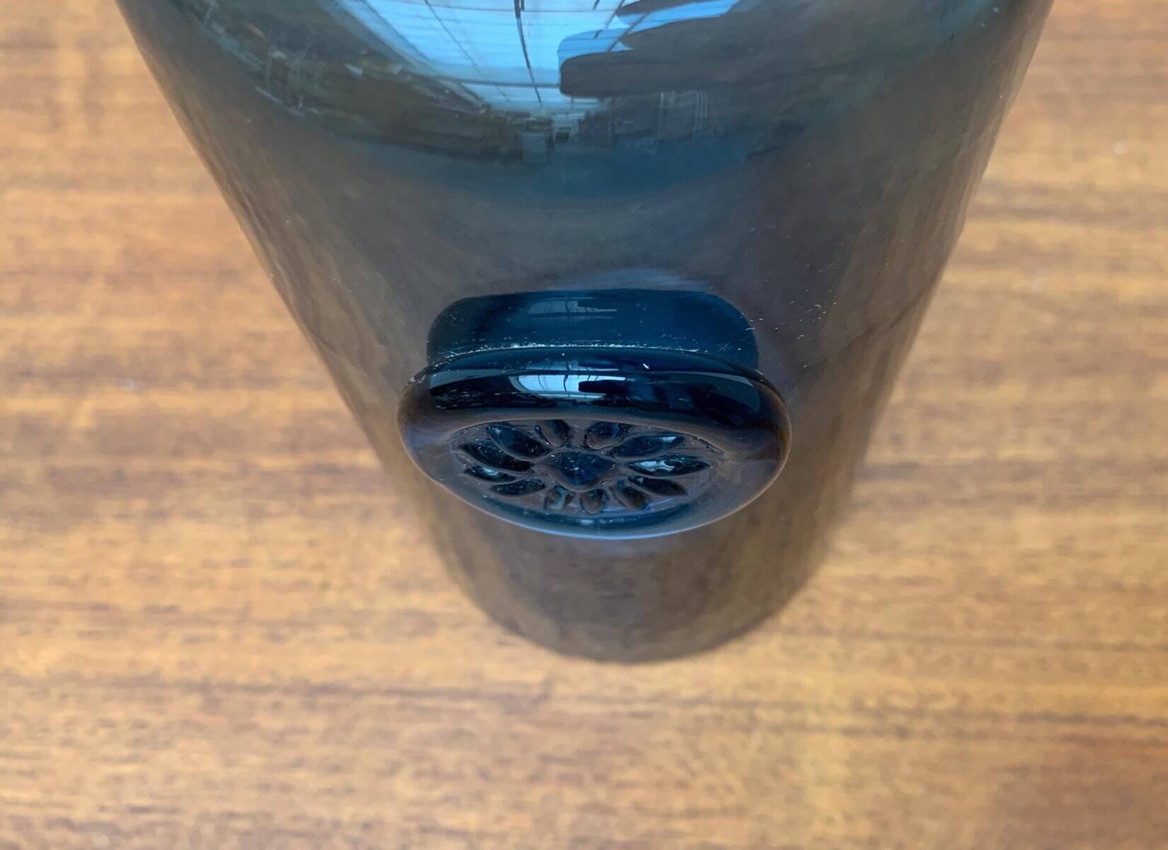 Vase en verre bleu vintage avec ornement de sceau