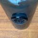 Vase en verre bleu vintage avec ornement de sceau