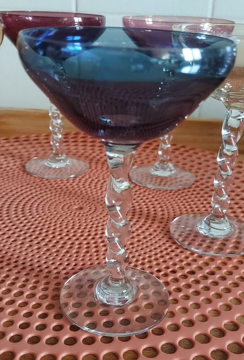 6 coupes à  champagne pied torsadé multicolore annee 1970