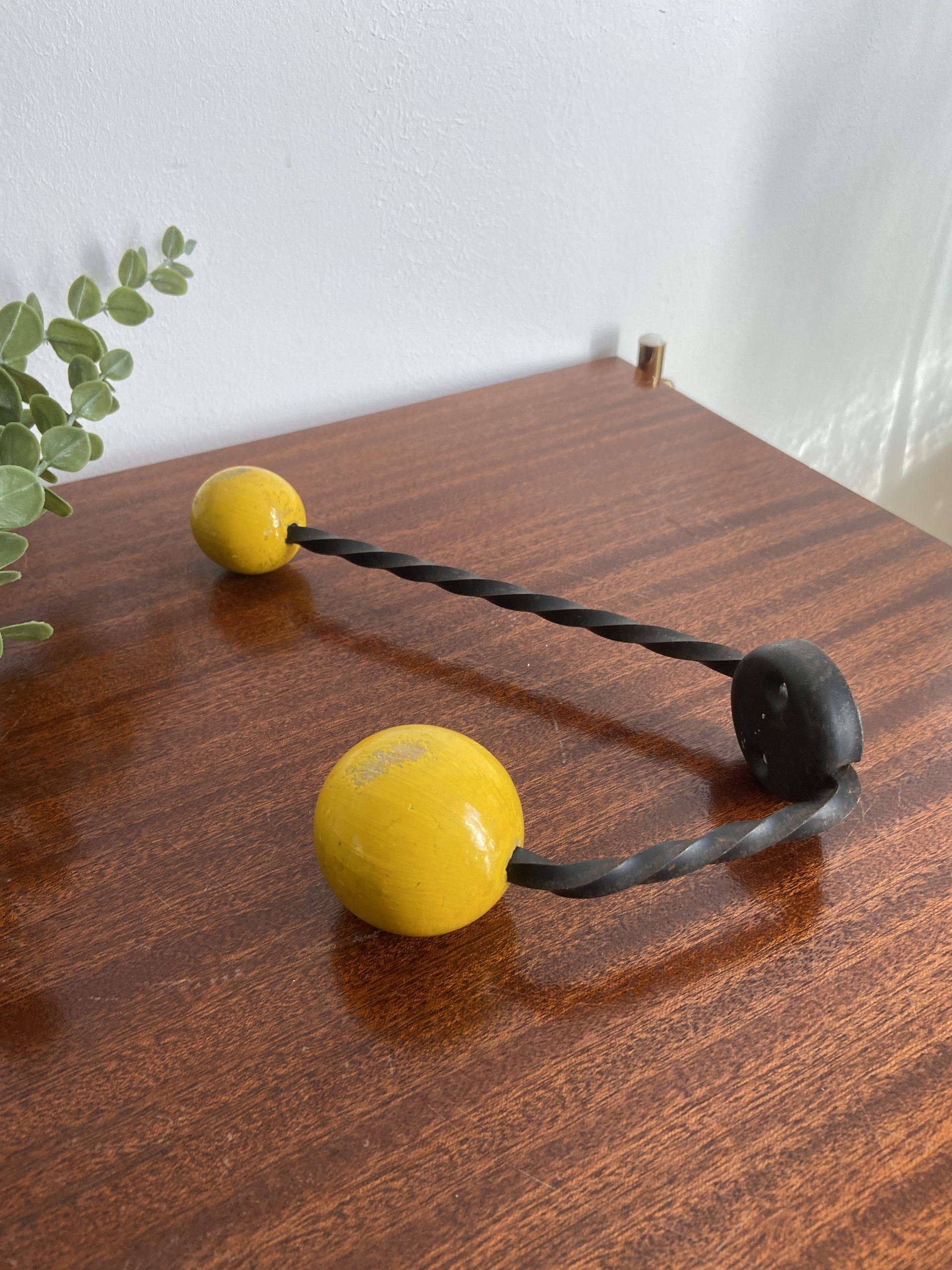Patère vintage 2 boules en bois jaune