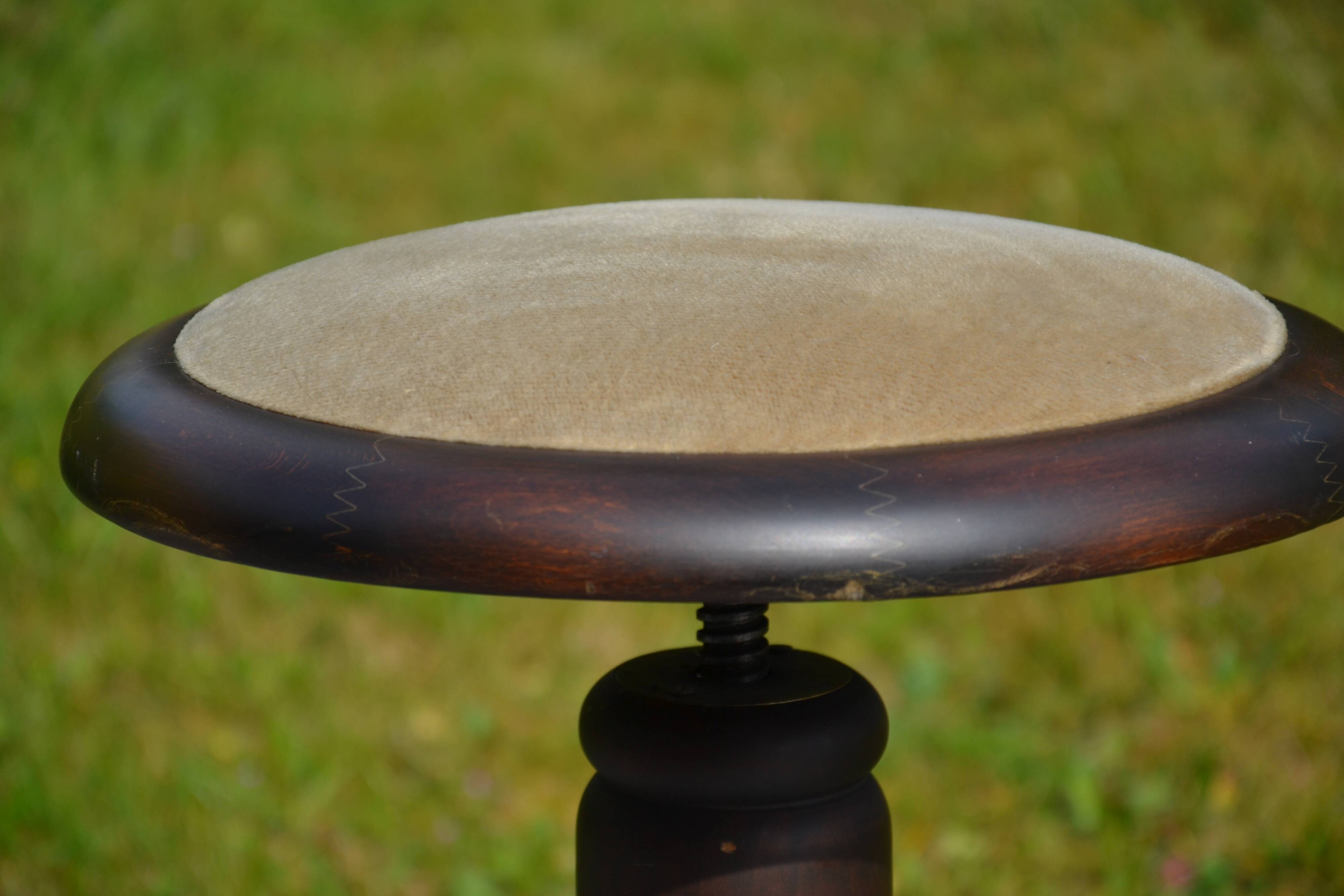 Rotating piano stool