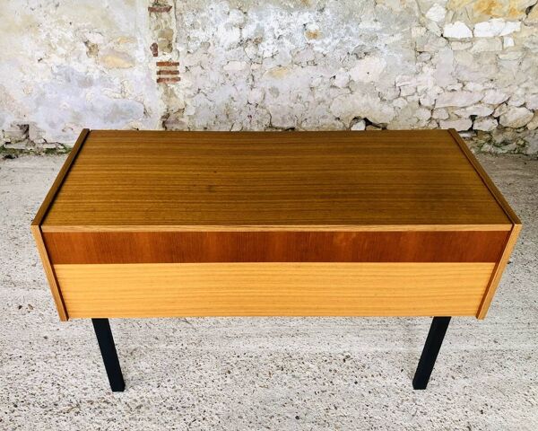 Meuble de rangement en teck pieds métal Circa 70’s