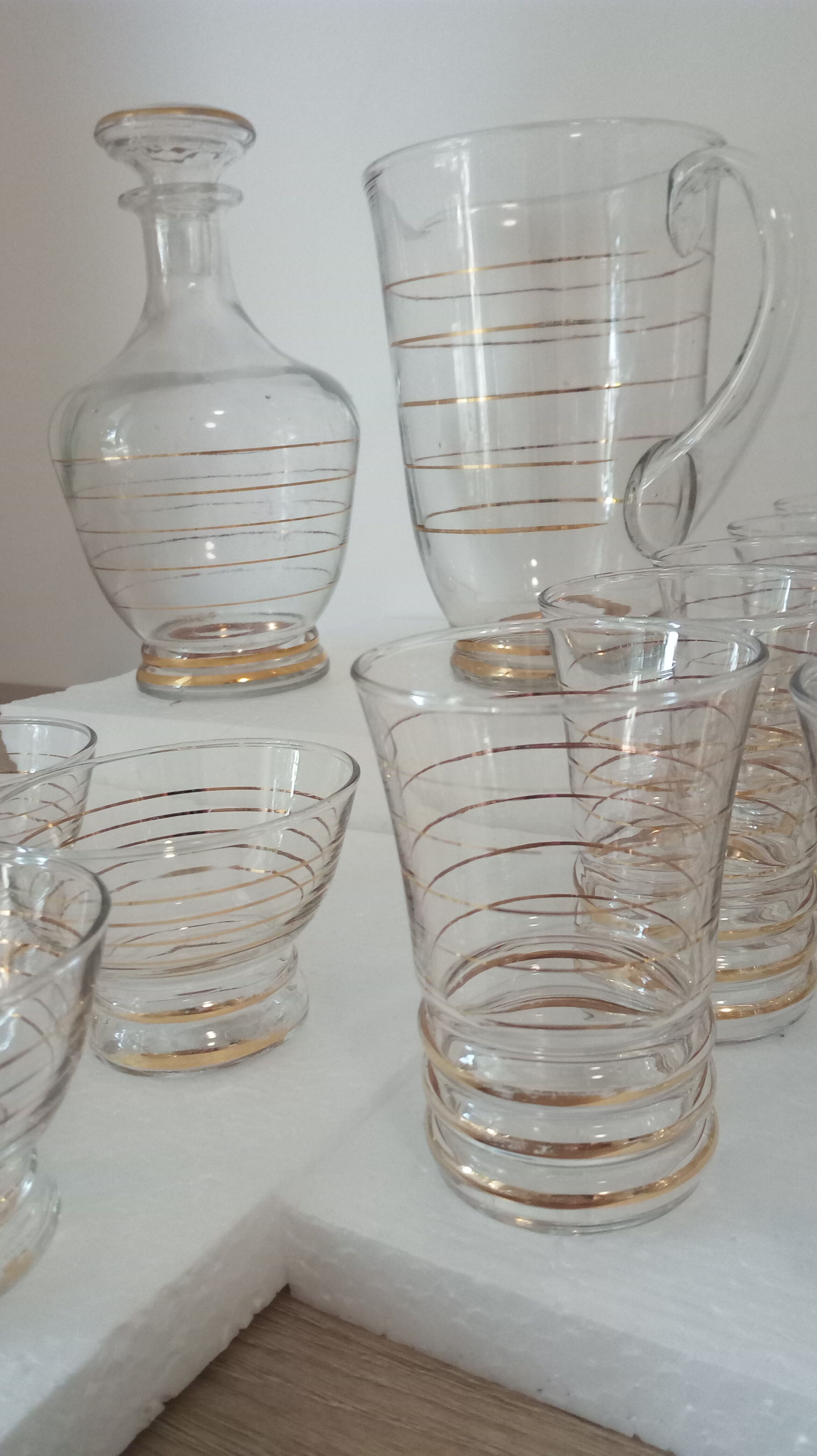 Set carafe, glasses and gold-lecinded cups