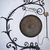 Gong antique géant Arts & Crafts, fer forgé et laiton, style Townshends, années 1890 environ, anglais