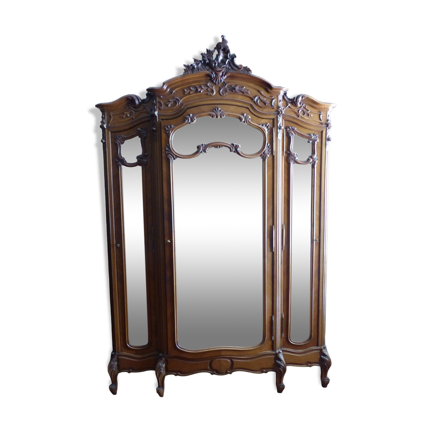 Wardrobe style Louis XV rocaiile 1900 carved walnut