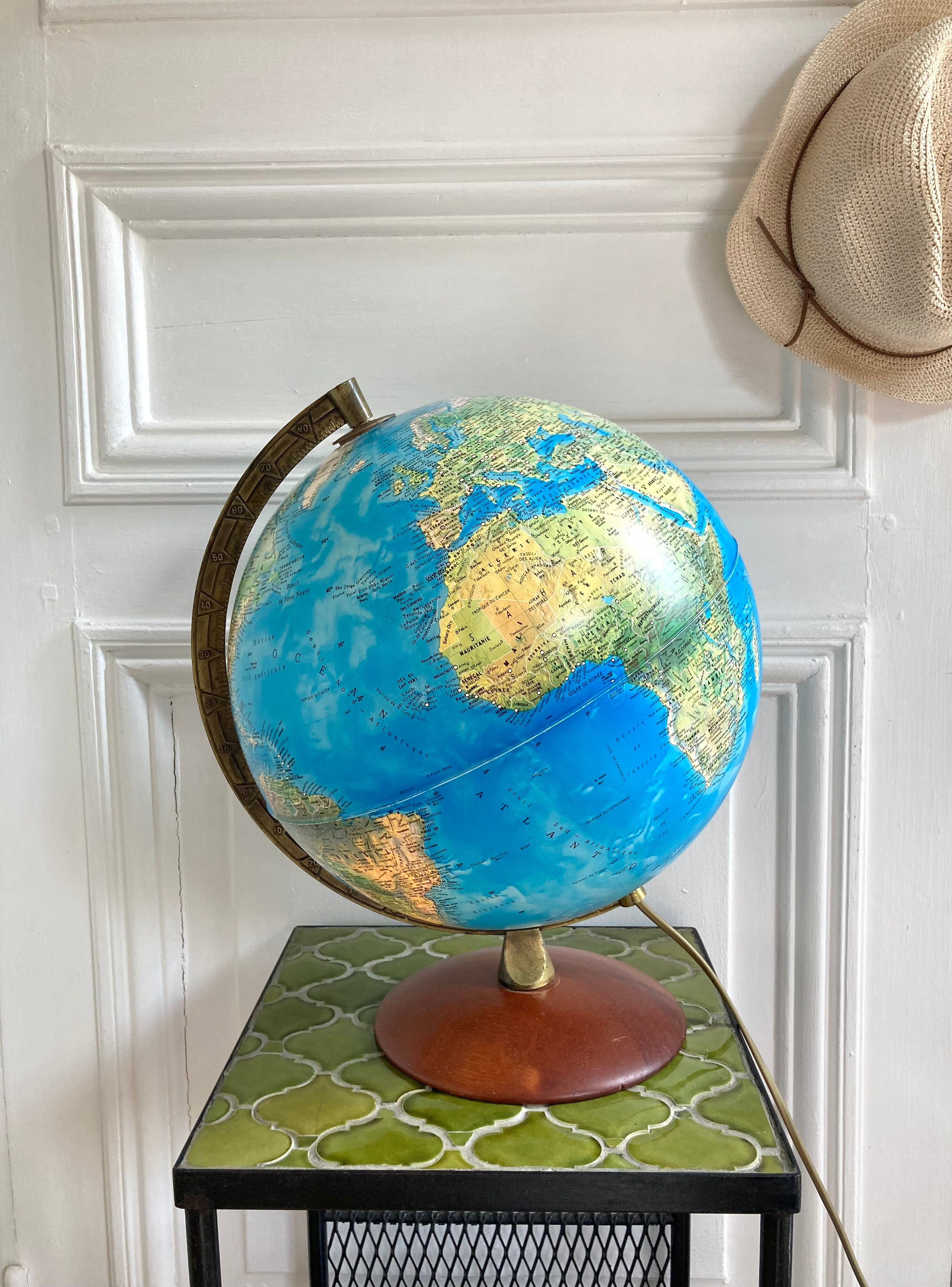 Mappemonde globe terrestre lumineux