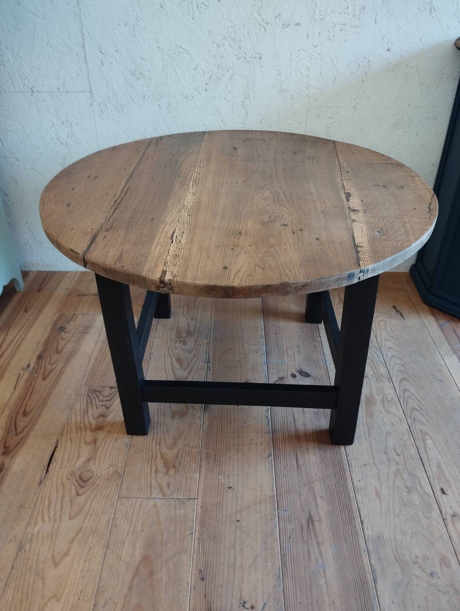 Round coffee table