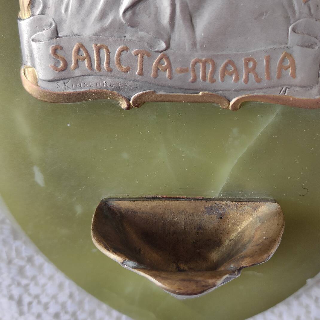 Green onyx wall font