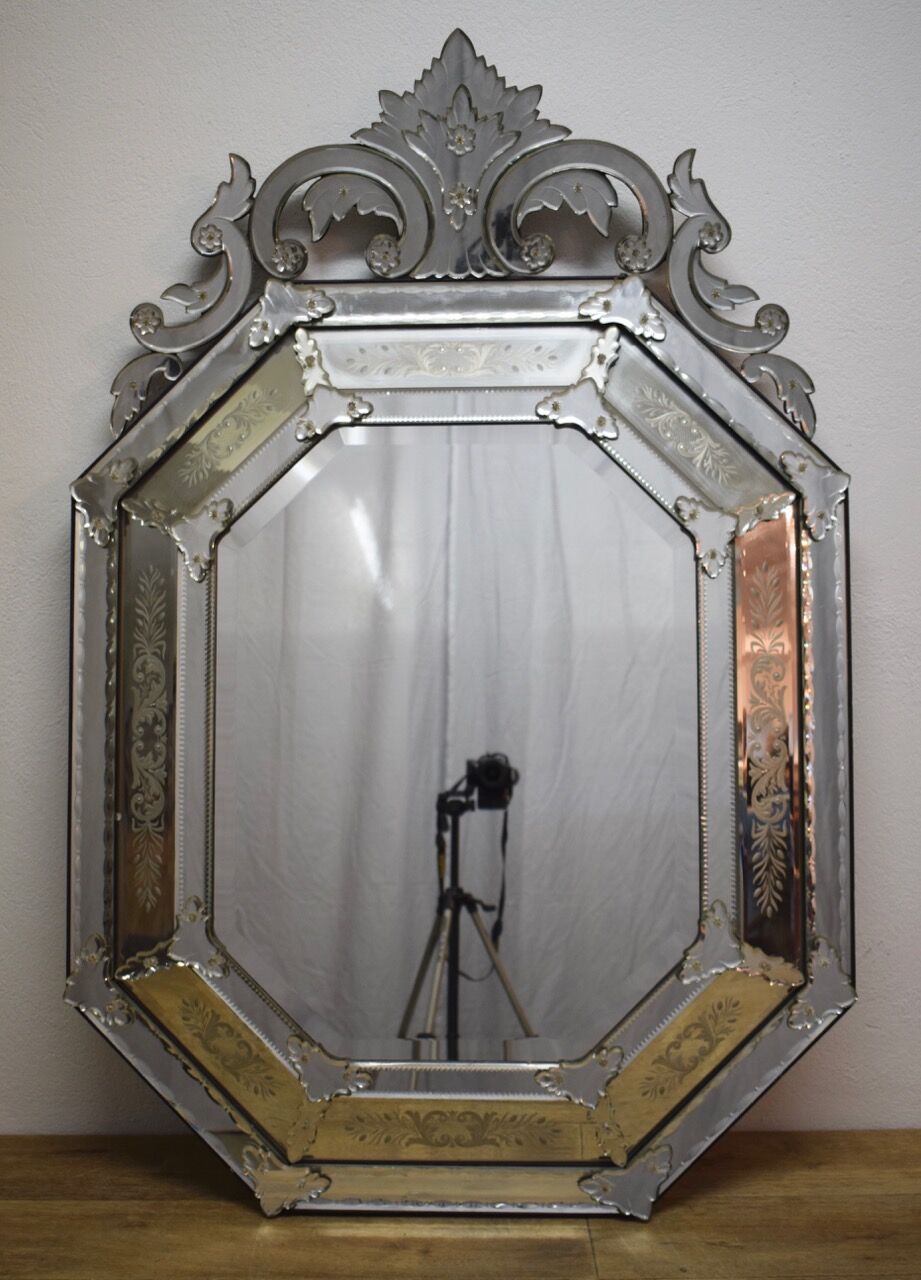 Venitien mirror with a pediment 94x138cm