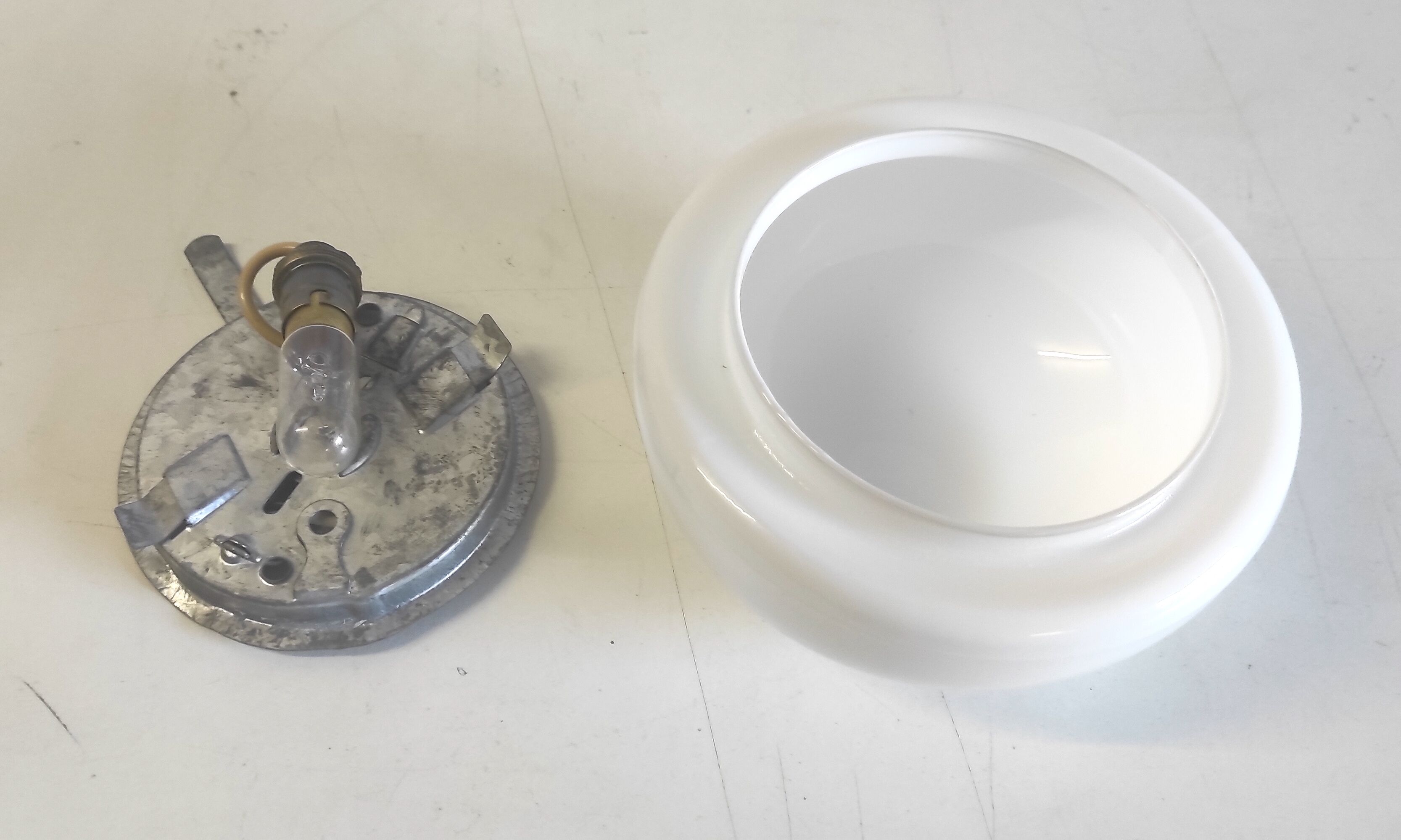 Plafonnier ou applique en verre opalin 20 cm, années 60-70