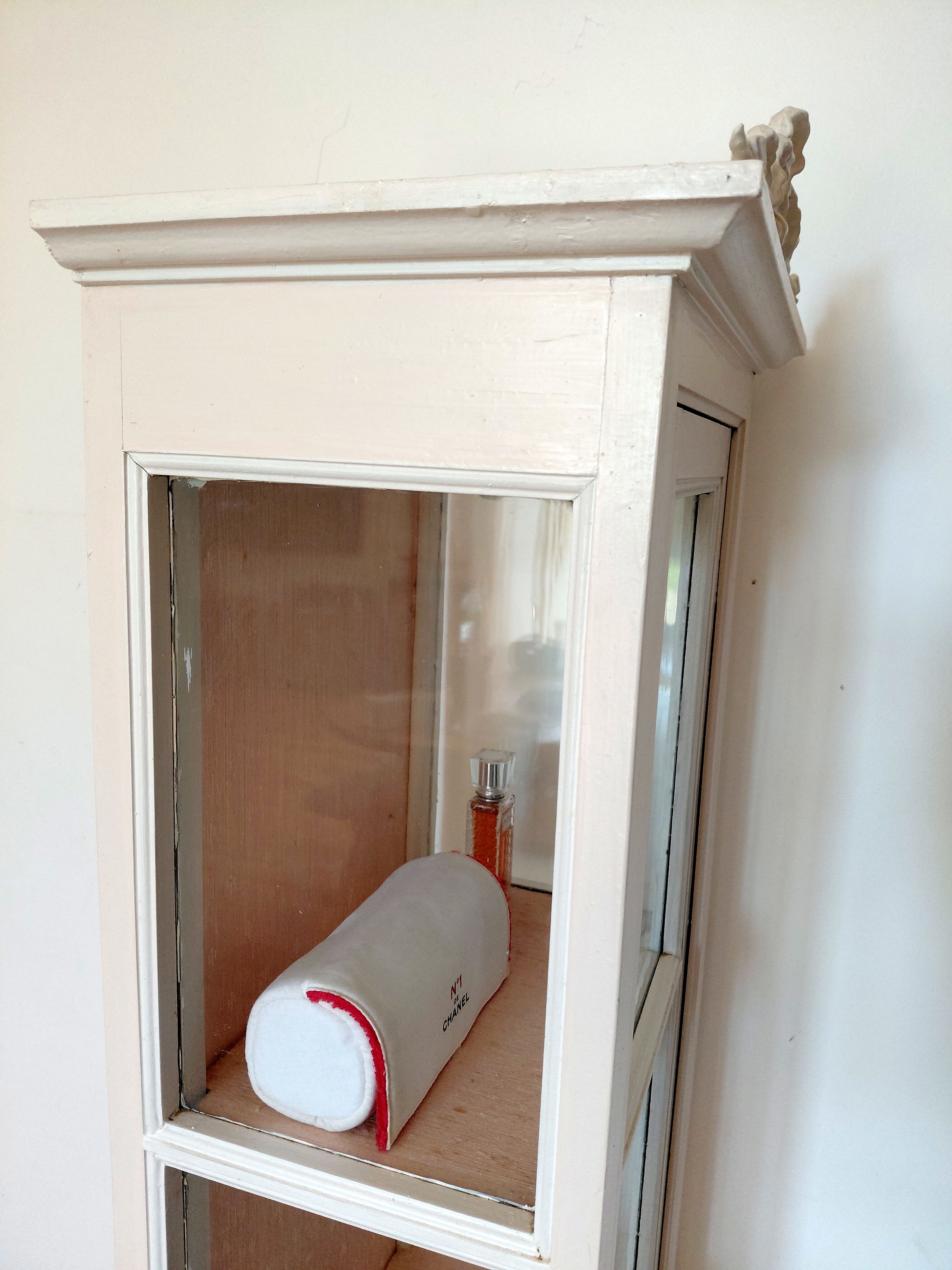 Vitrine ancienne patinée blanc cassé