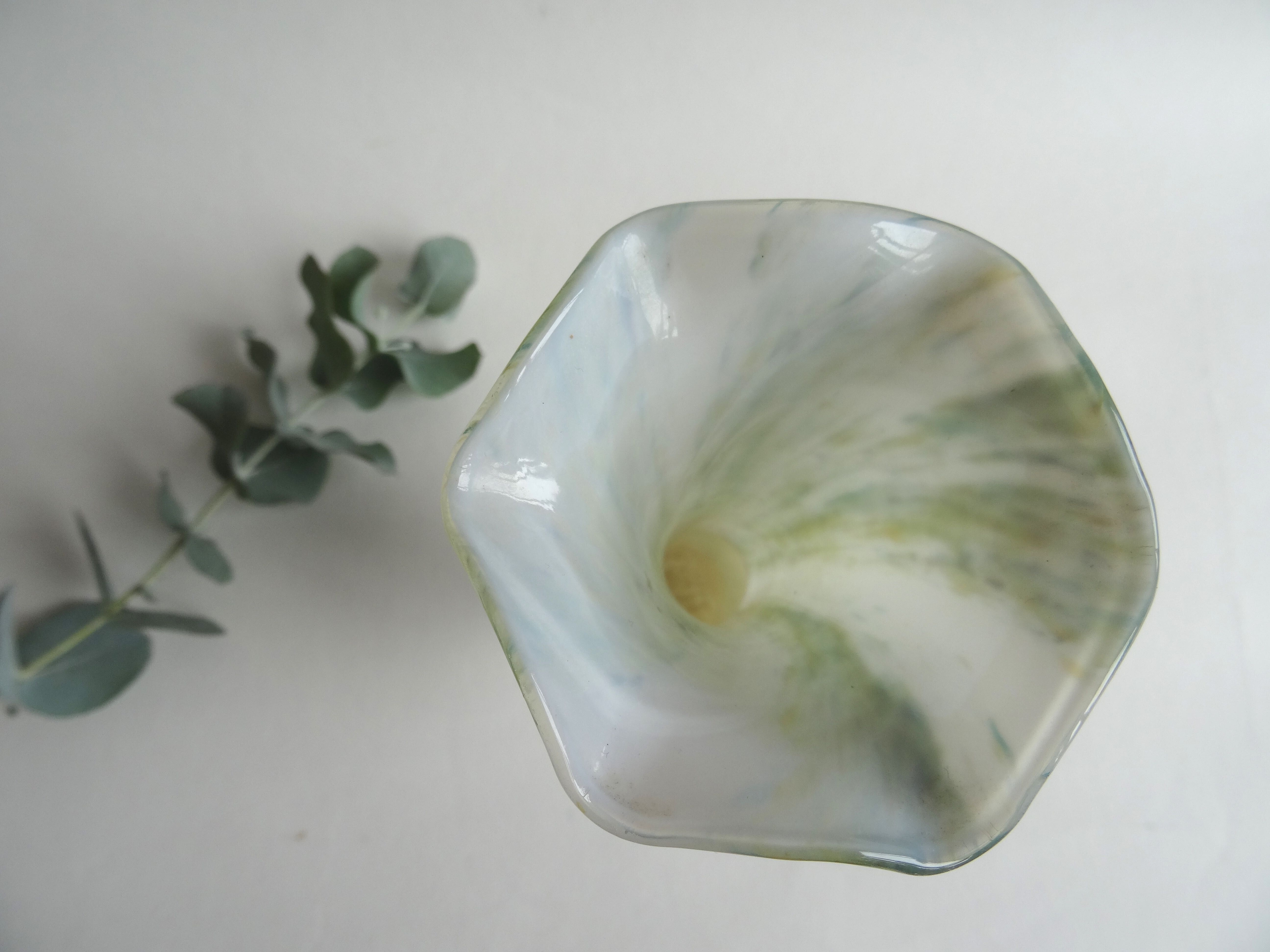 Vase en opaline vert et blanc