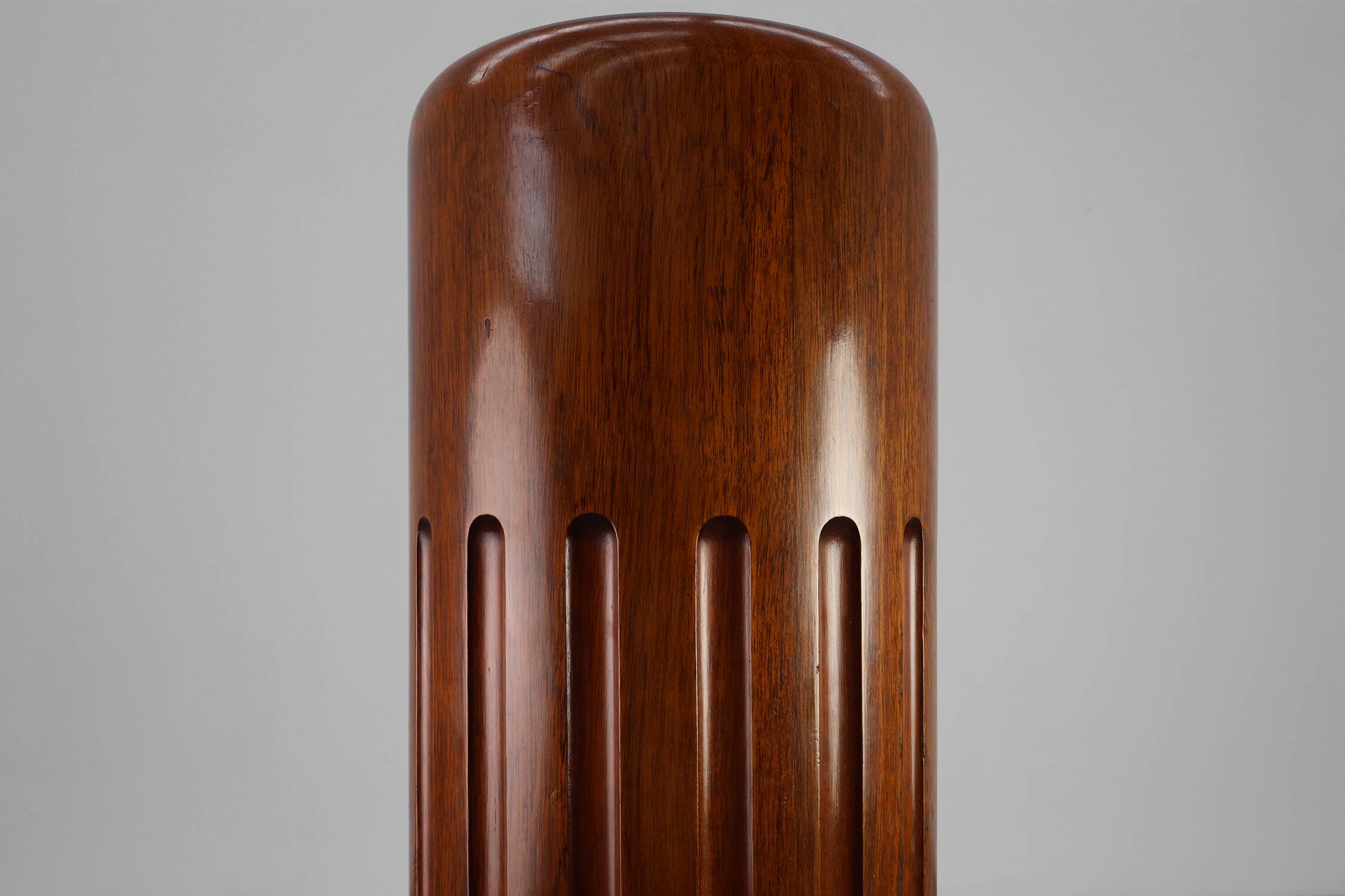 Pédestal en bois massif Art Déco sculptural, France vers 1925