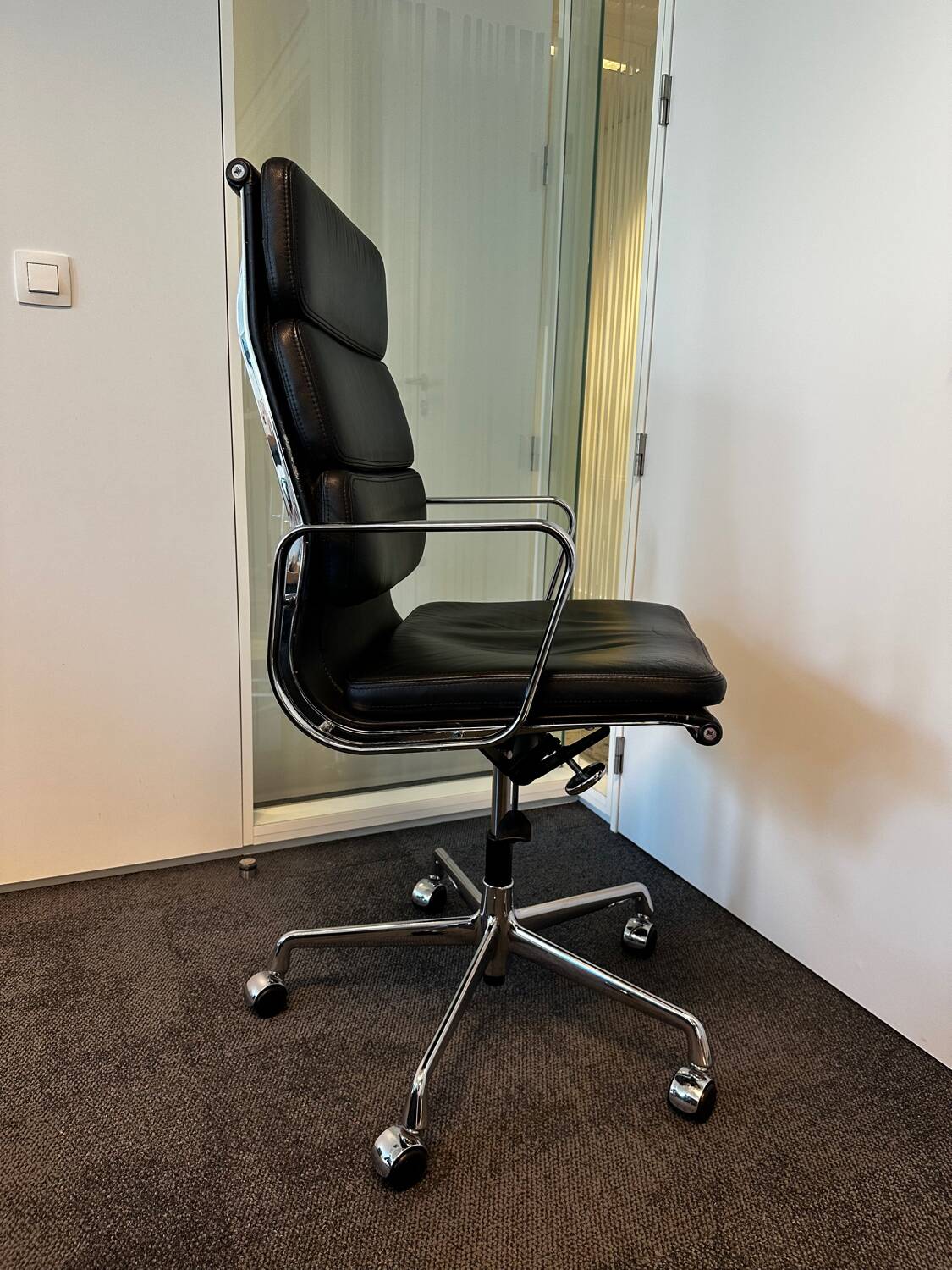 1x office chair - eames soft pad ea219