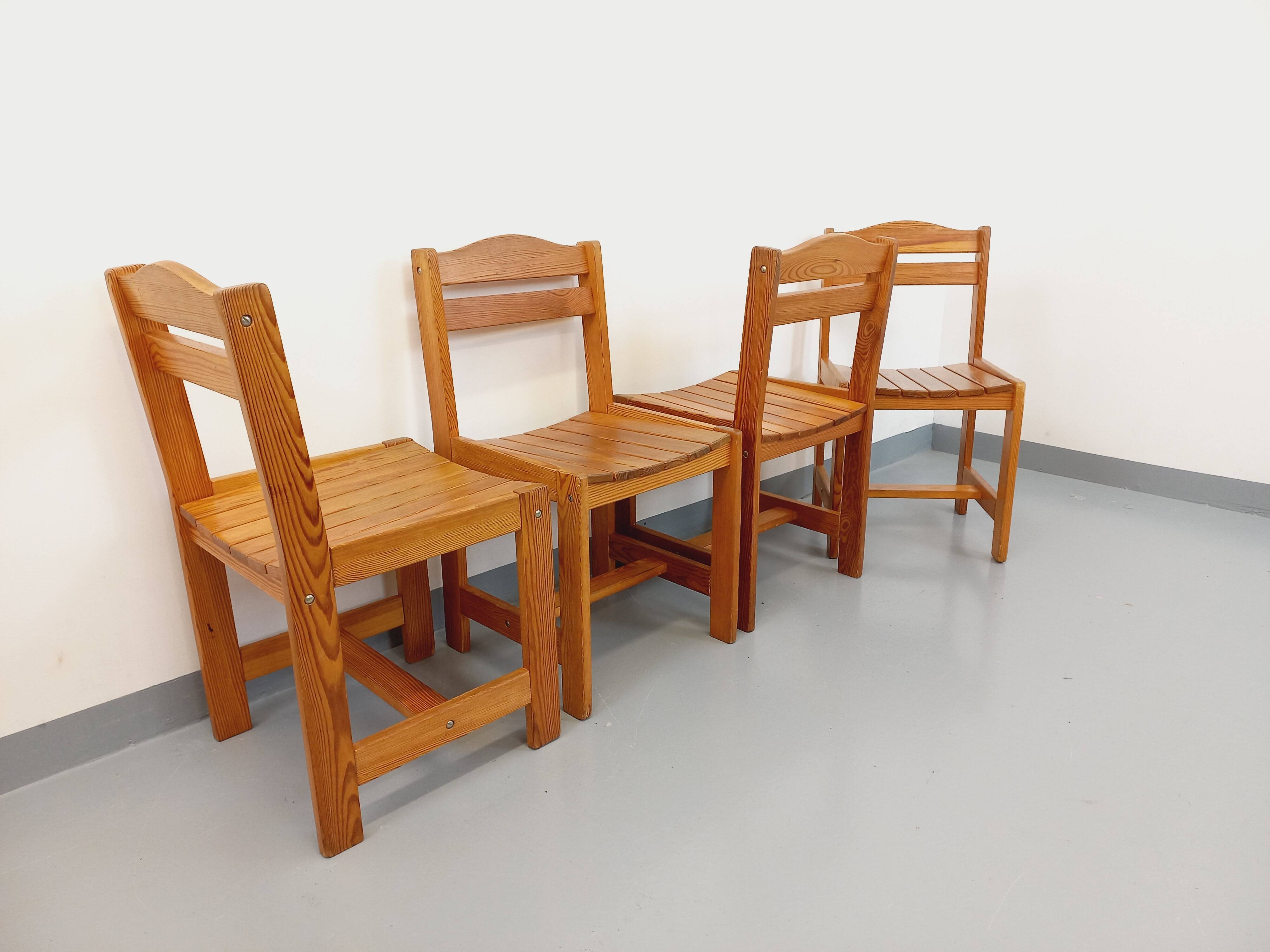 Set of 4 vintage pine chairs from the 70s
