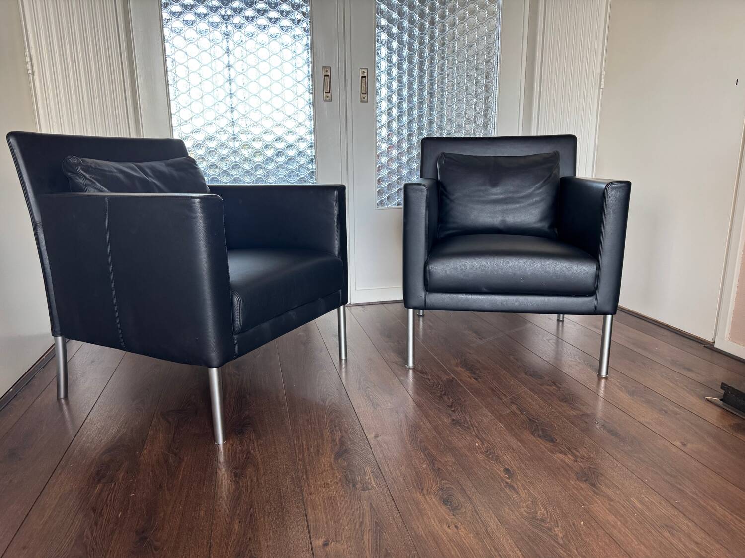 2 fauteuils de salon modernistes allemands en cuir noir et acier de Walter Knoll